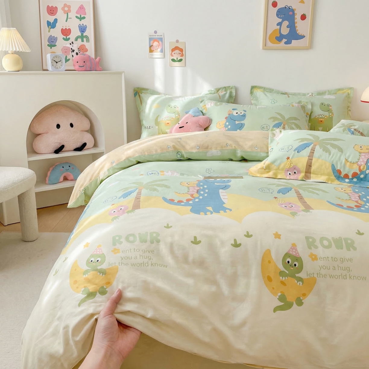 91家纺网 家纺一手货源 找家纺 U品汇 2026春夏新品全棉纯棉长绒棉印花四件套学生三件套100%棉小清新13070 恐龙宝宝