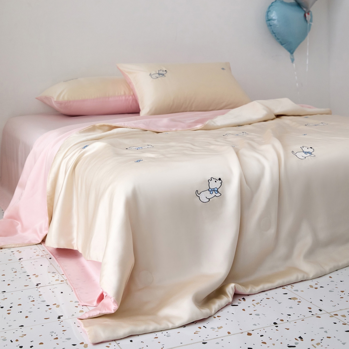 91家纺网 家纺一手货源 找家纺 花愿（原花纪） 2026新款水洗冰丝刺绣夏被夏凉被空调被-爱彼 爱彼-奶昔白+奶油粉