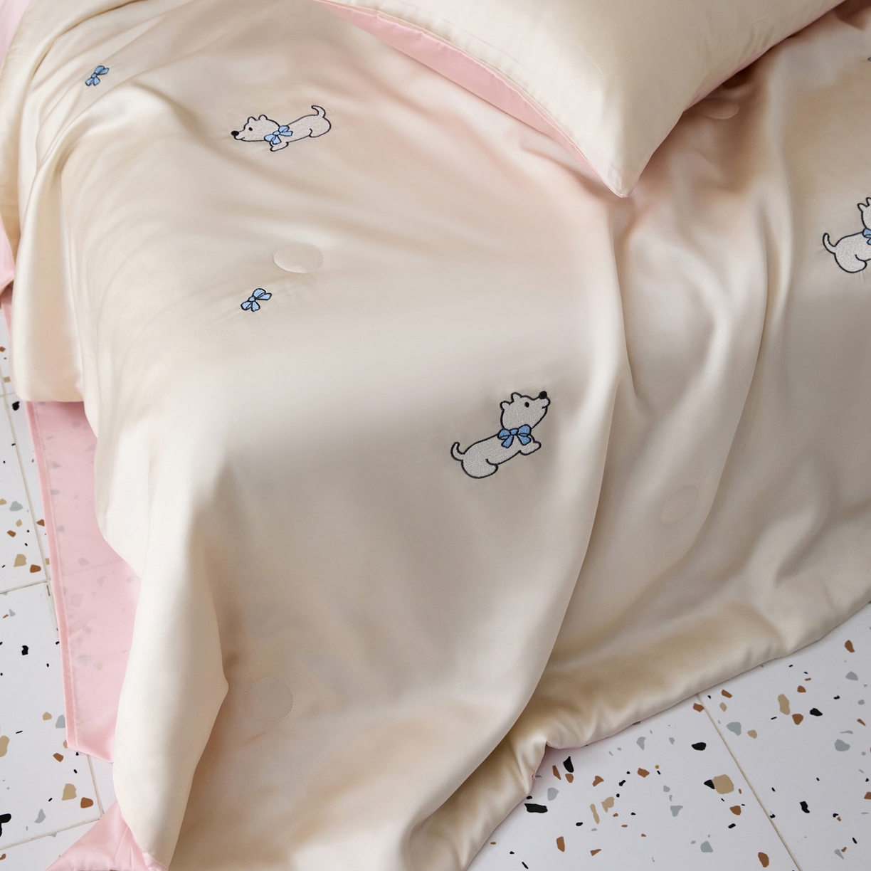 91家纺网 家纺一手货源 找家纺 花愿（原花纪） 2026新款水洗冰丝刺绣夏被夏凉被空调被-爱彼 爱彼-奶昔白+奶油粉