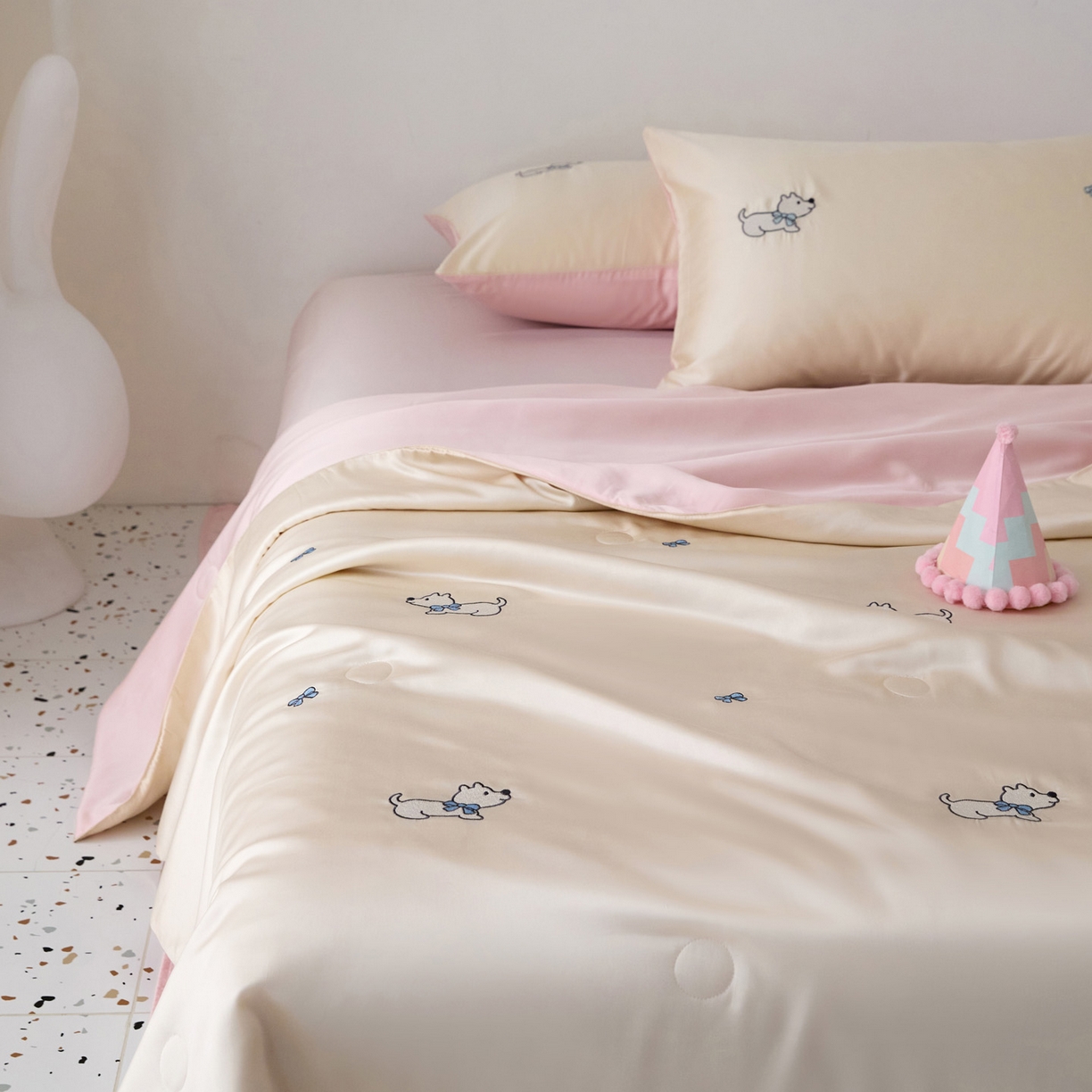 91家纺网 家纺一手货源 找家纺 花愿（原花纪） 2026新款水洗冰丝刺绣夏被夏凉被空调被-爱彼 爱彼-奶昔白+奶油粉