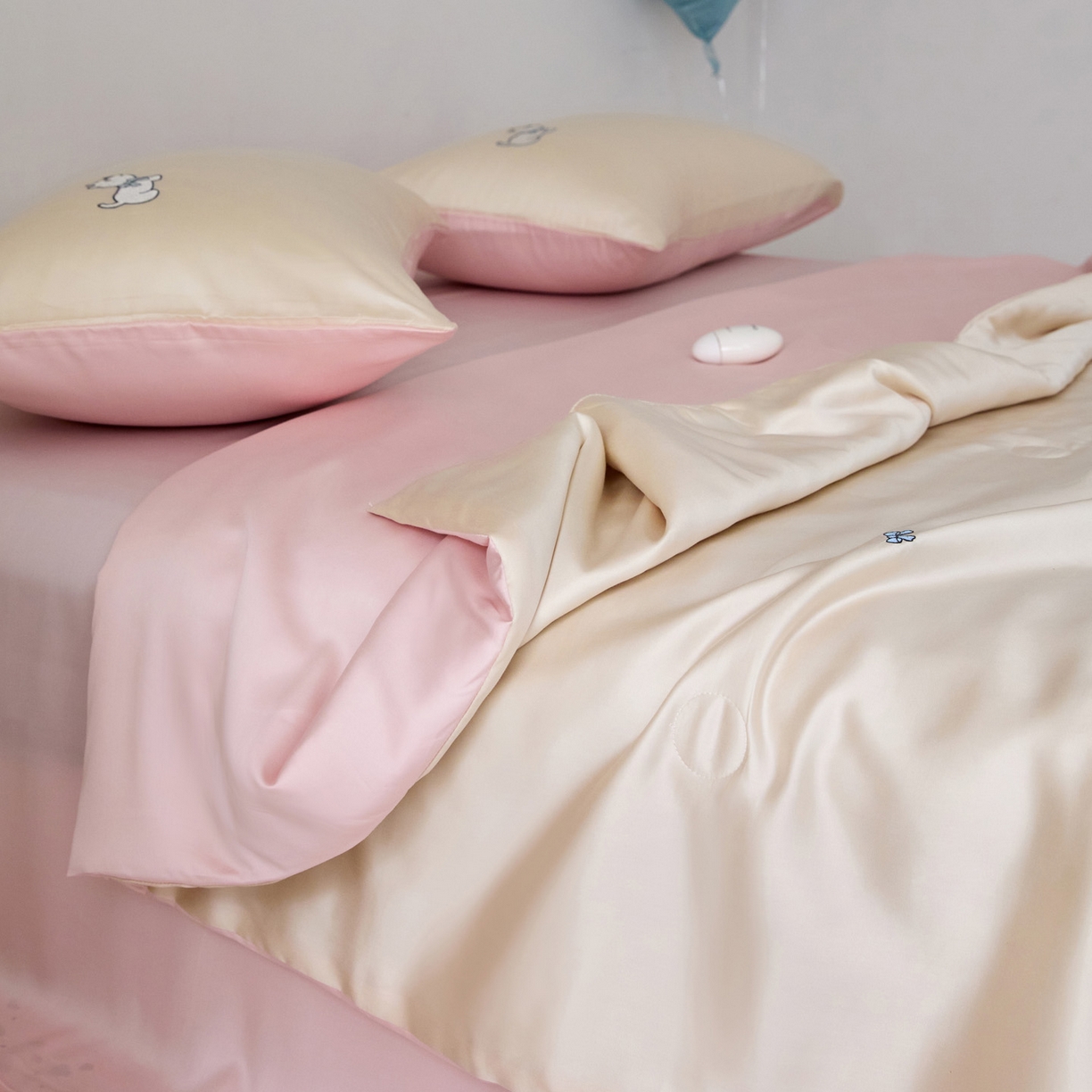 91家纺网 家纺一手货源 找家纺 花愿（原花纪） 2026新款水洗冰丝刺绣夏被夏凉被空调被-爱彼 爱彼-奶昔白+奶油粉