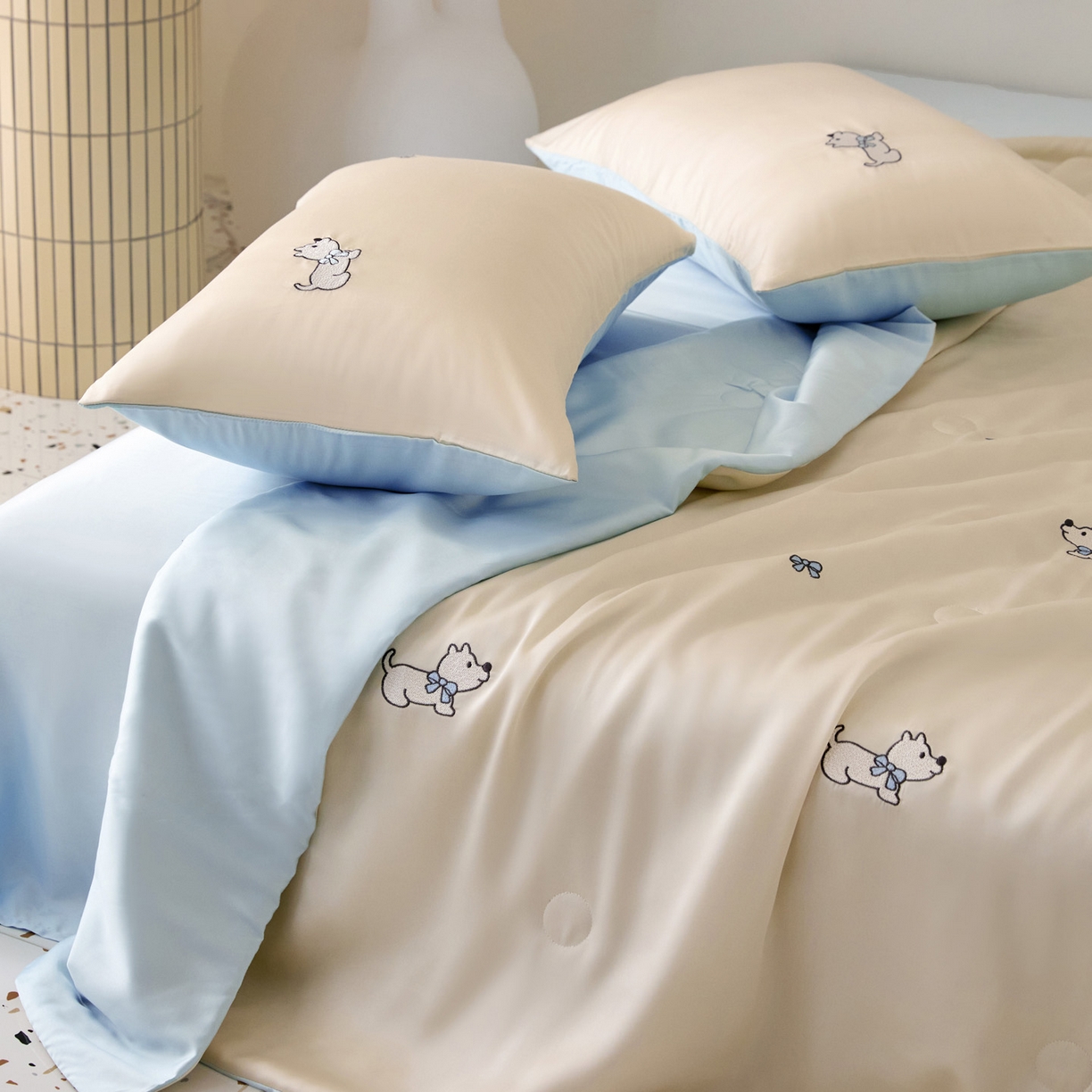 91家纺网 家纺一手货源 找家纺 花愿（原花纪） 2026新款水洗冰丝刺绣夏被夏凉被空调被-爱彼 爱彼-奶昔白+天空蓝