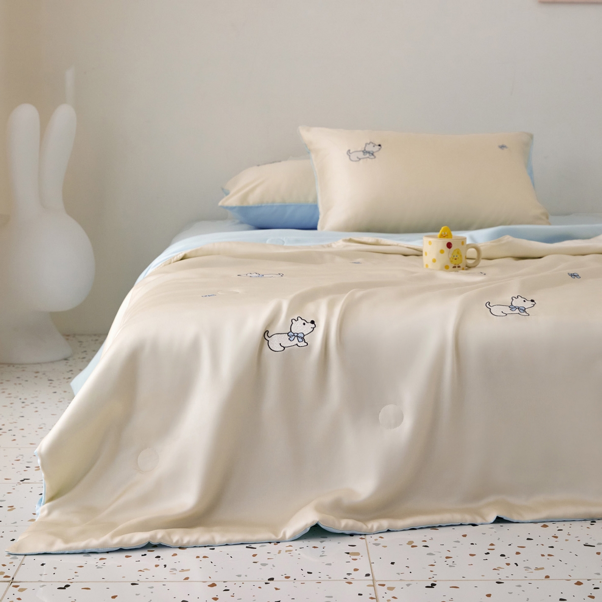 91家纺网 家纺一手货源 找家纺 花愿（原花纪） 2026新款水洗冰丝刺绣夏被夏凉被空调被-爱彼 爱彼-奶昔白+天空蓝