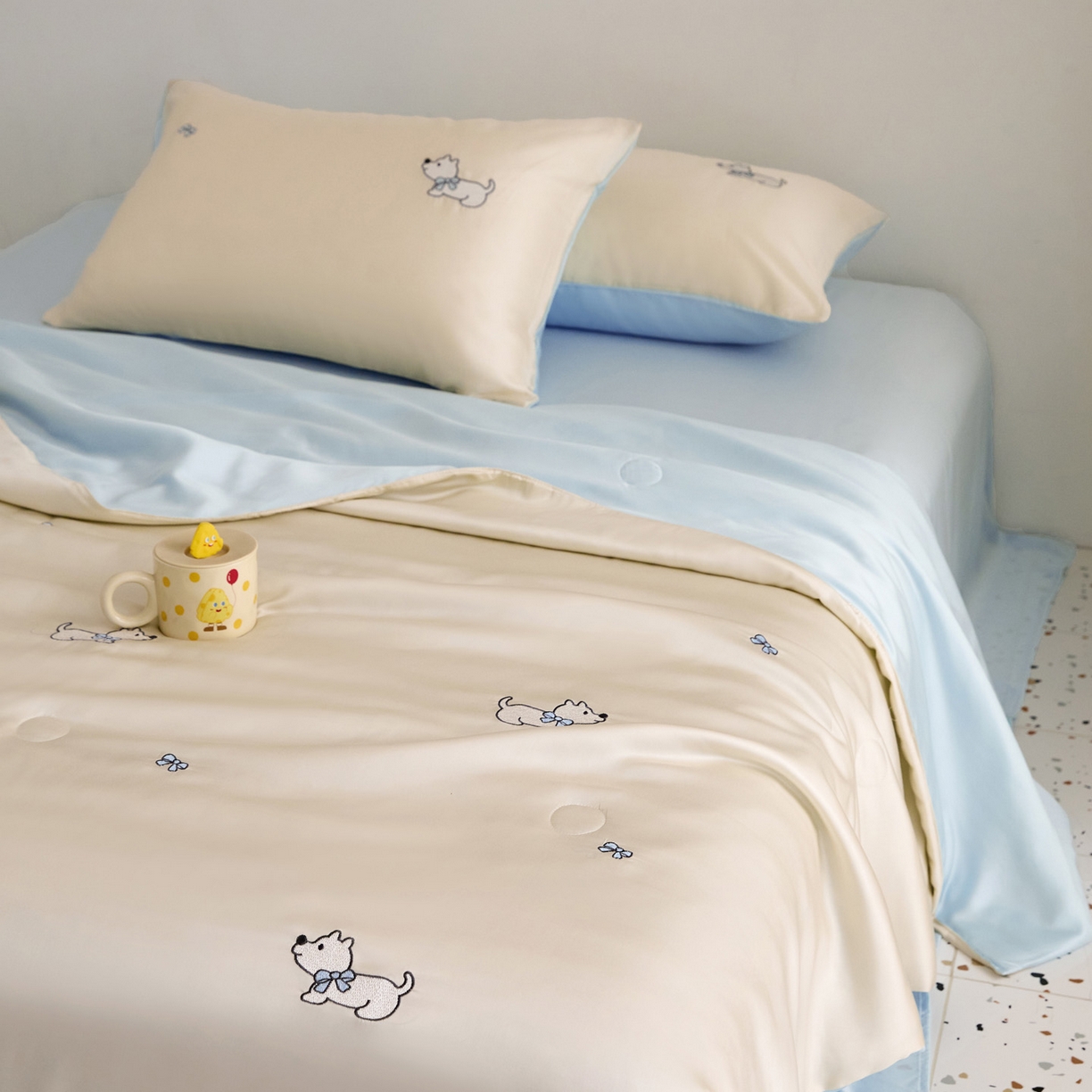 91家纺网 家纺一手货源 找家纺 花愿（原花纪） 2026新款水洗冰丝刺绣夏被夏凉被空调被-爱彼 爱彼-奶昔白+天空蓝