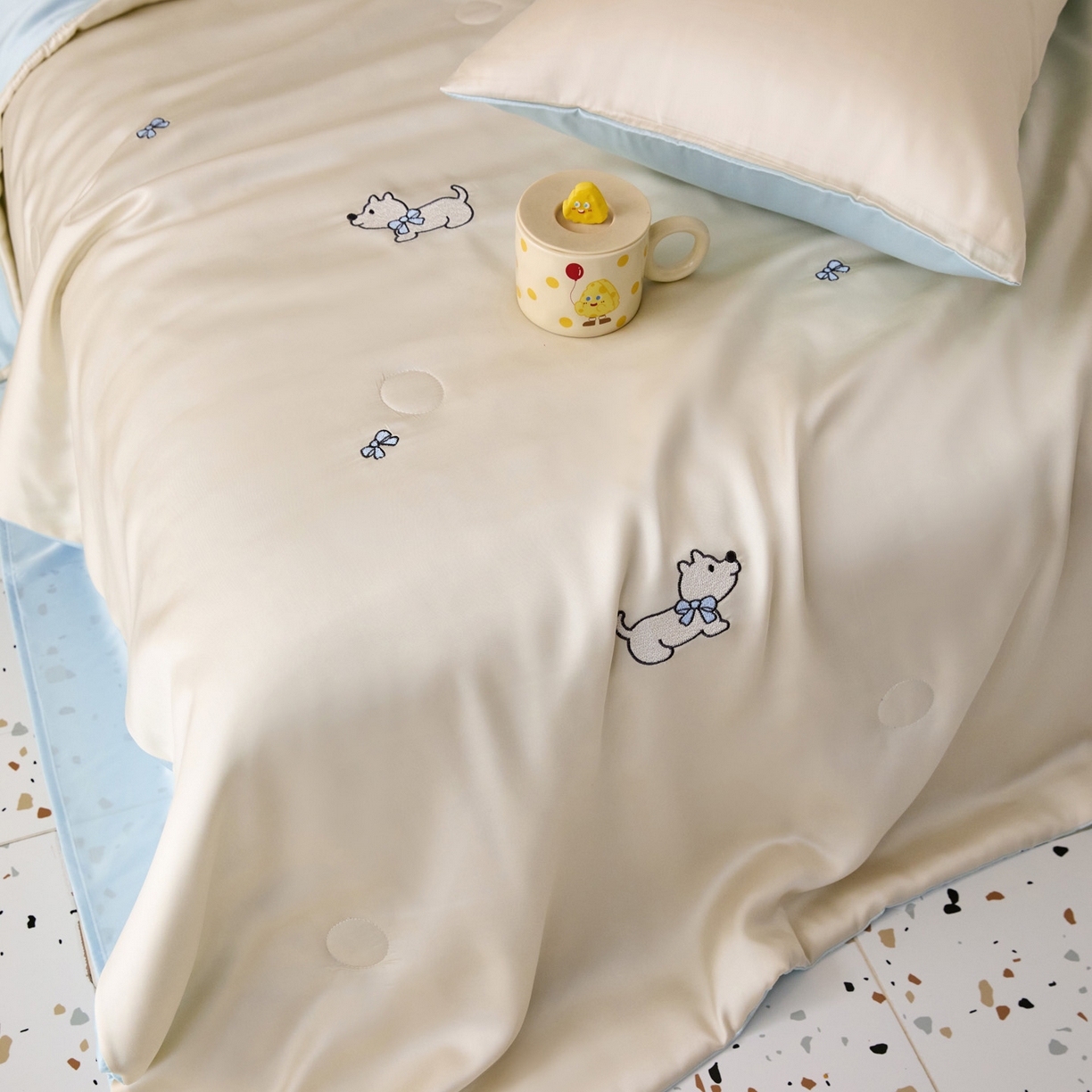 91家纺网 家纺一手货源 找家纺 花愿（原花纪） 2026新款水洗冰丝刺绣夏被夏凉被空调被-爱彼 爱彼-奶昔白+天空蓝