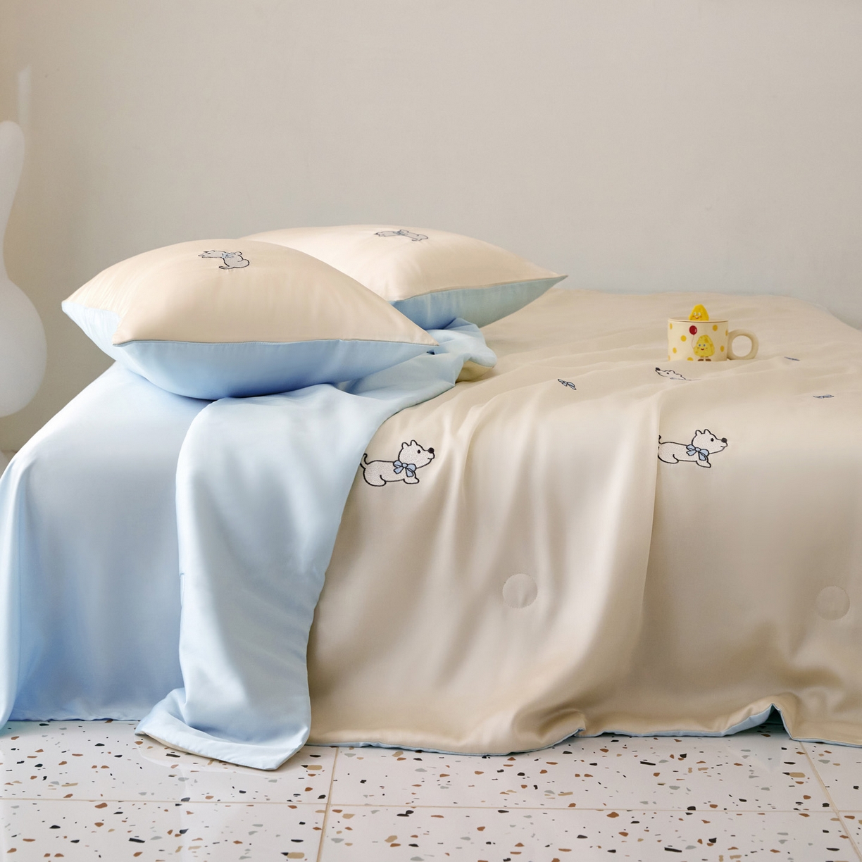 91家纺网 家纺一手货源 找家纺 花愿（原花纪） 2026新款水洗冰丝刺绣夏被夏凉被空调被-爱彼 爱彼-奶昔白+天空蓝