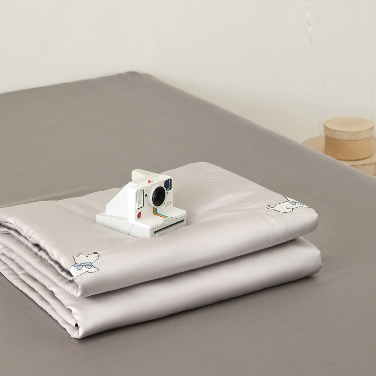 91家纺网 家纺一手货源 找家纺 花愿（原花纪） 2026新款水洗冰丝刺绣夏被夏凉被空调被-爱彼 爱彼-山灰+中灰