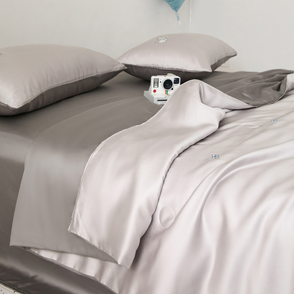 91家纺网 家纺一手货源 找家纺 花愿（原花纪） 2026新款水洗冰丝刺绣夏被夏凉被空调被-爱彼 爱彼-山灰+中灰