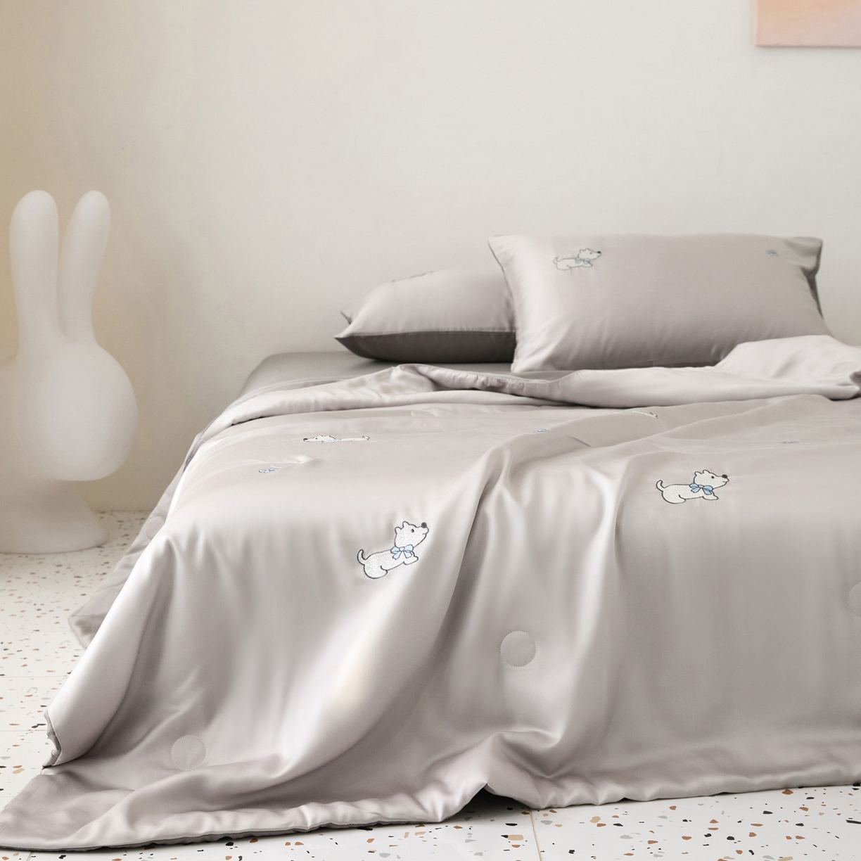 91家纺网 家纺一手货源 找家纺 花愿（原花纪） 2026新款水洗冰丝刺绣夏被夏凉被空调被-爱彼 爱彼-山灰+中灰