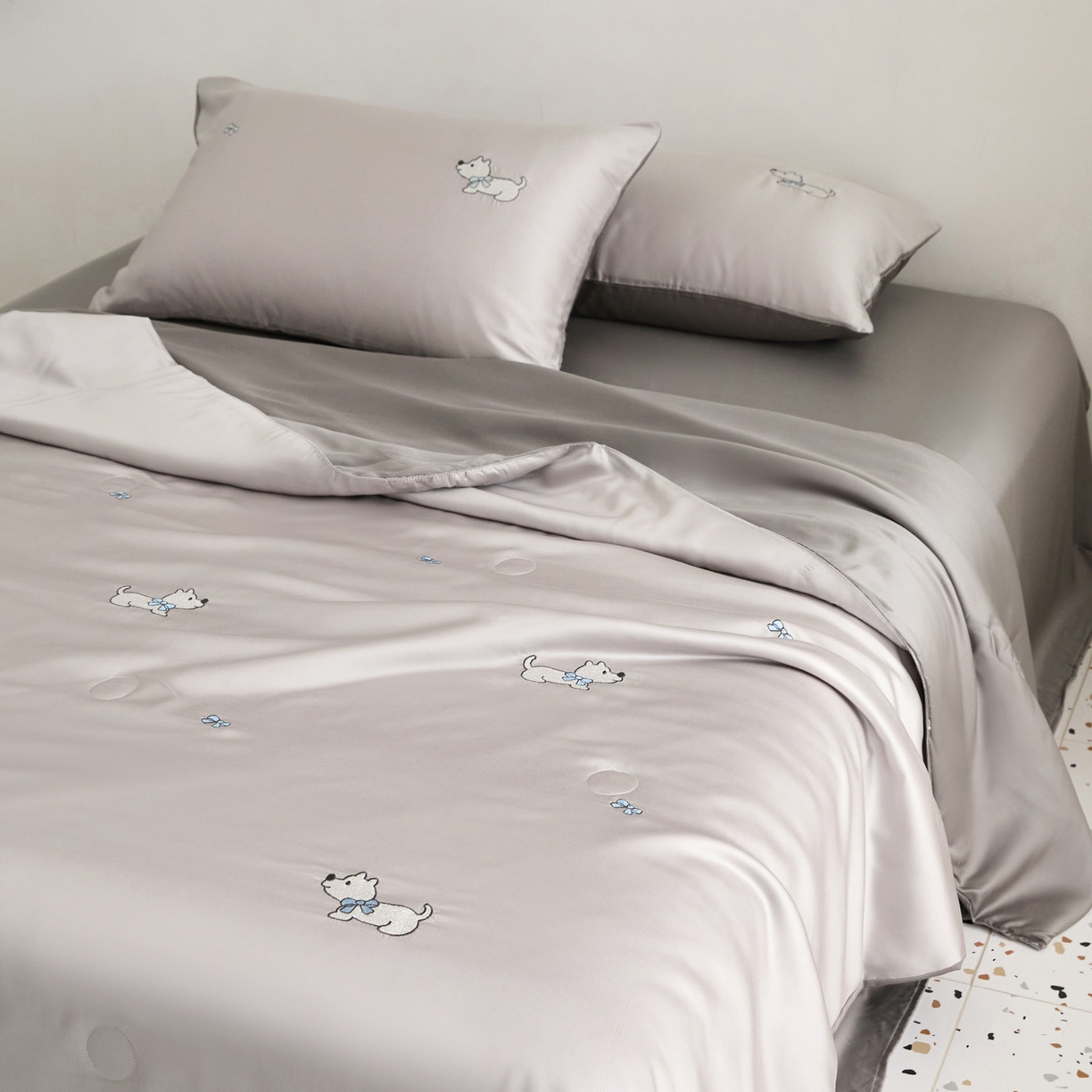 91家纺网 家纺一手货源 找家纺 花愿（原花纪） 2026新款水洗冰丝刺绣夏被夏凉被空调被-爱彼 爱彼-山灰+中灰