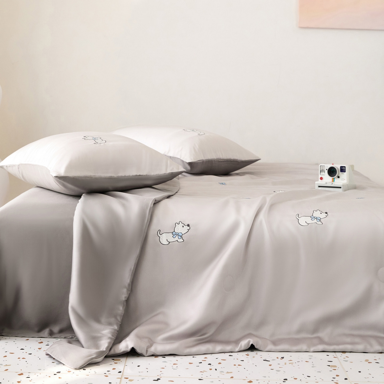 91家纺网 家纺一手货源 找家纺 花愿（原花纪） 2026新款水洗冰丝刺绣夏被夏凉被空调被-爱彼 爱彼-山灰+中灰