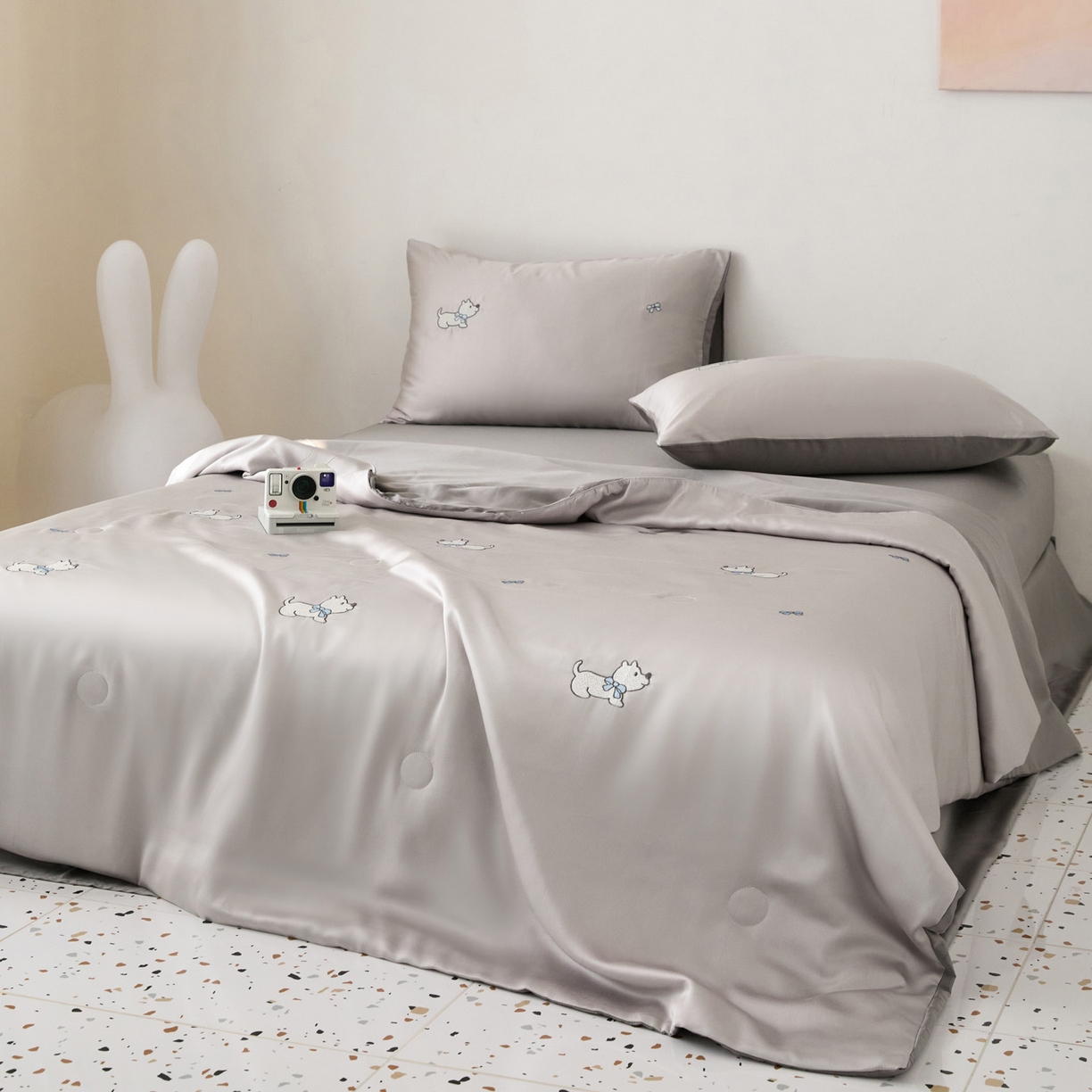 91家纺网 家纺一手货源 找家纺 花愿（原花纪） 2026新款水洗冰丝刺绣夏被夏凉被空调被-爱彼 爱彼-山灰+中灰