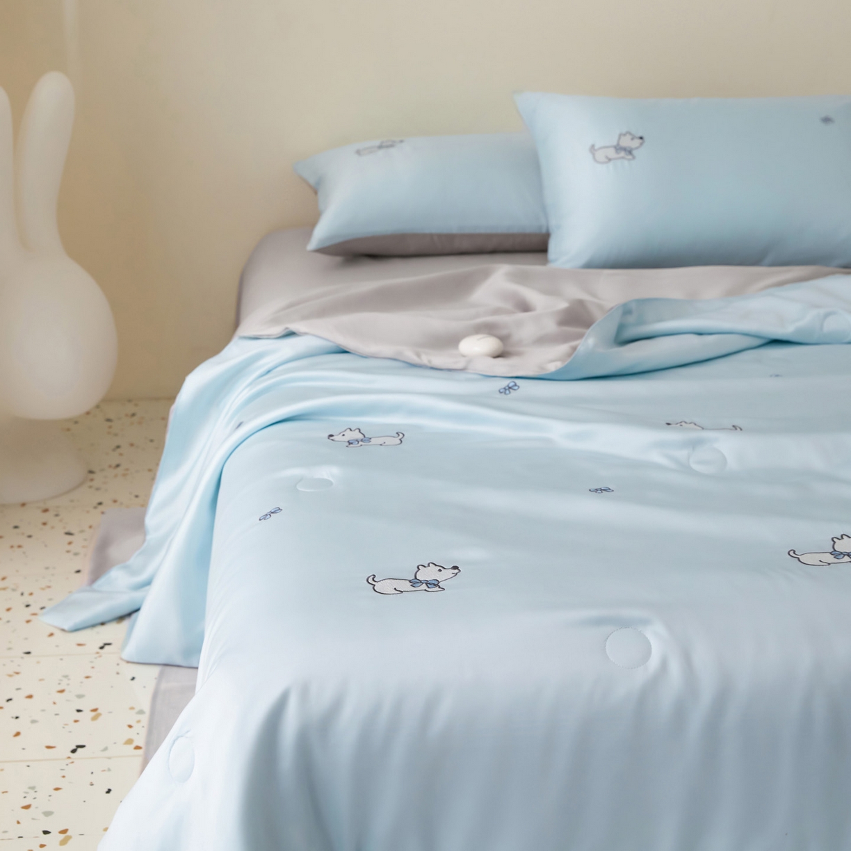 91家纺网 家纺一手货源 找家纺 花愿（原花纪） 2026新款水洗冰丝刺绣夏被夏凉被空调被-爱彼 爱彼-天空蓝+山灰