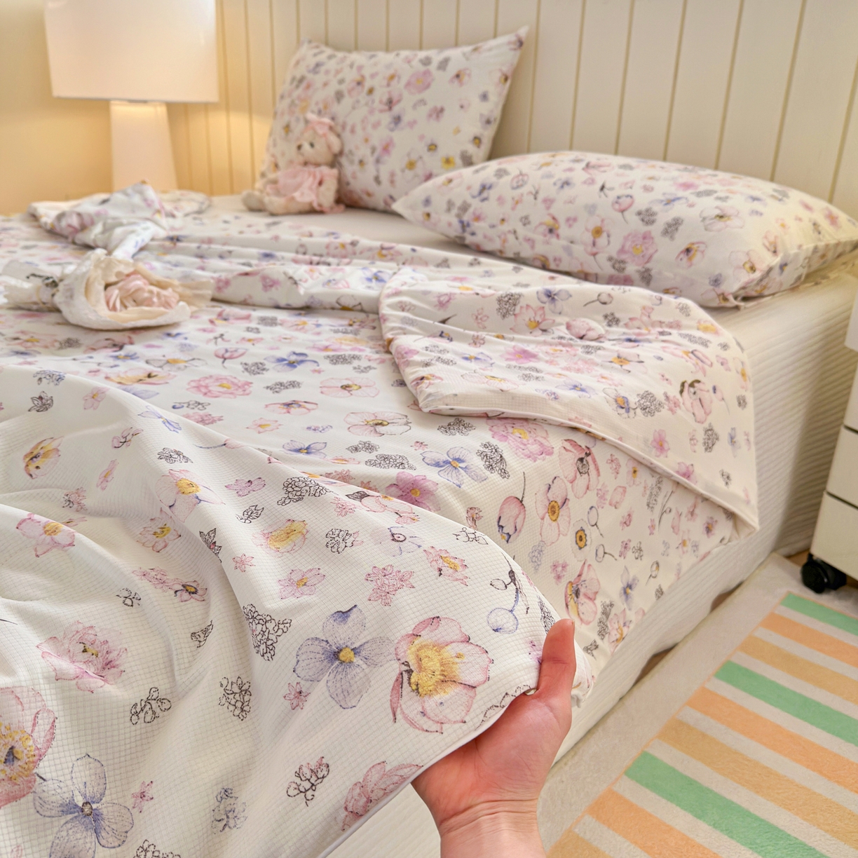 91家纺网 家纺一手货源 找家纺 寐居家纺 2026新款清爽凉感丝夏被夏凉被空调被 花信风来