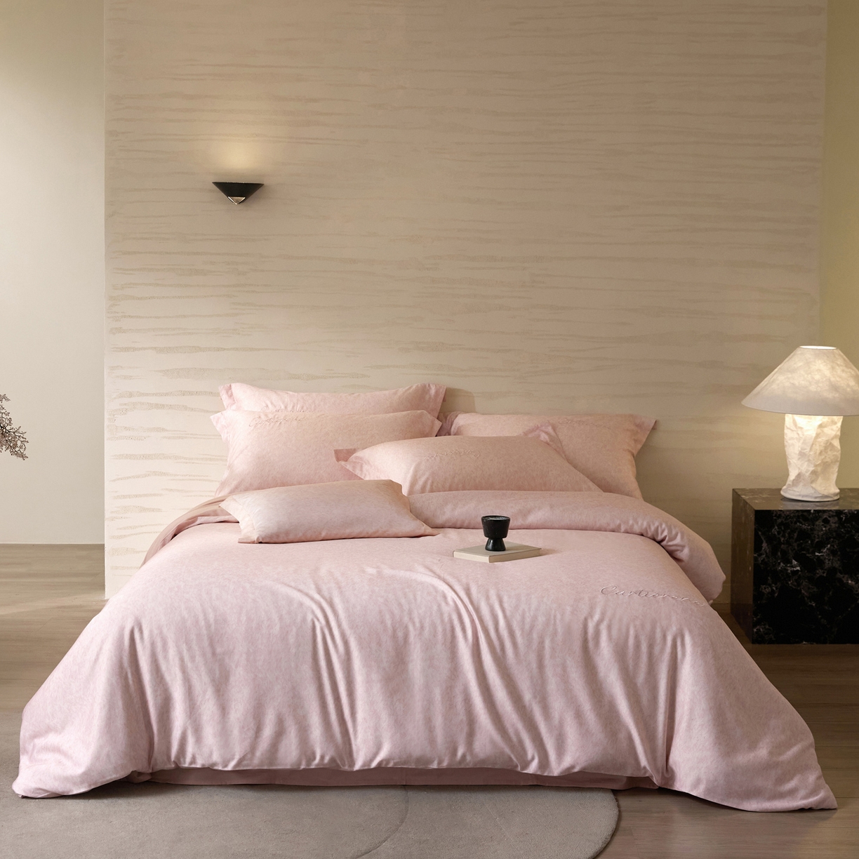 91家纺网 家纺一手货源 找家纺 花愿（原花纪） 2026新款全棉纯棉刺绣数码印花四件套-蒂娜 蒂娜-落樱粉