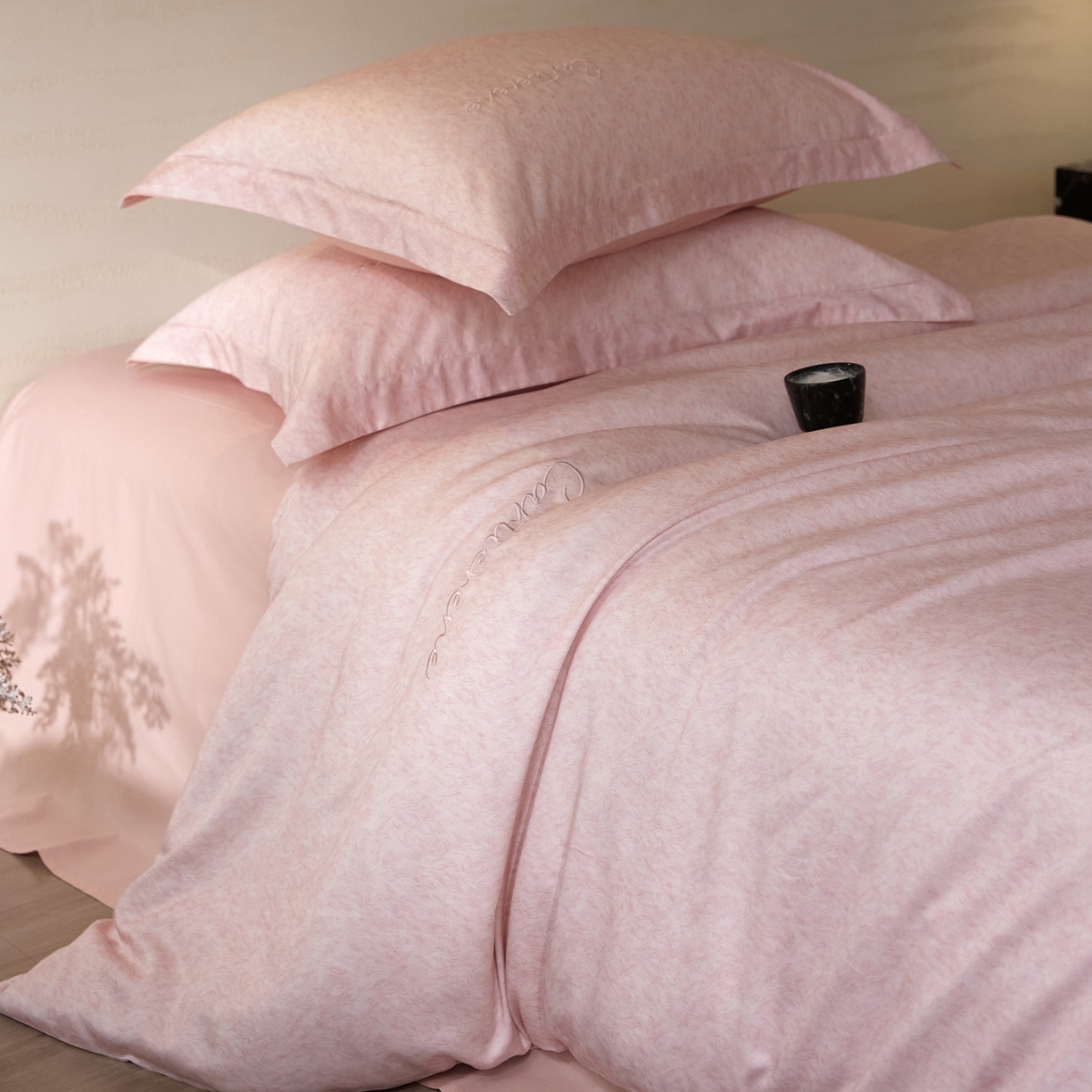 91家纺网 家纺一手货源 找家纺 花愿（原花纪） 2026新款全棉纯棉刺绣数码印花四件套-蒂娜 蒂娜-落樱粉