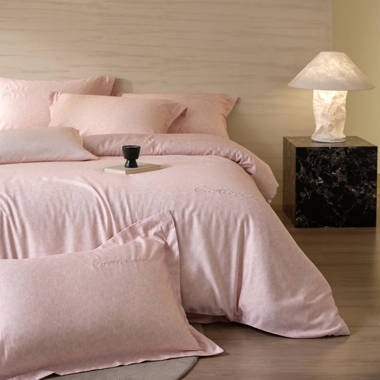 91家纺网 家纺一手货源 找家纺 花愿（原花纪） 2026新款全棉纯棉刺绣数码印花四件套-蒂娜 蒂娜-落樱粉