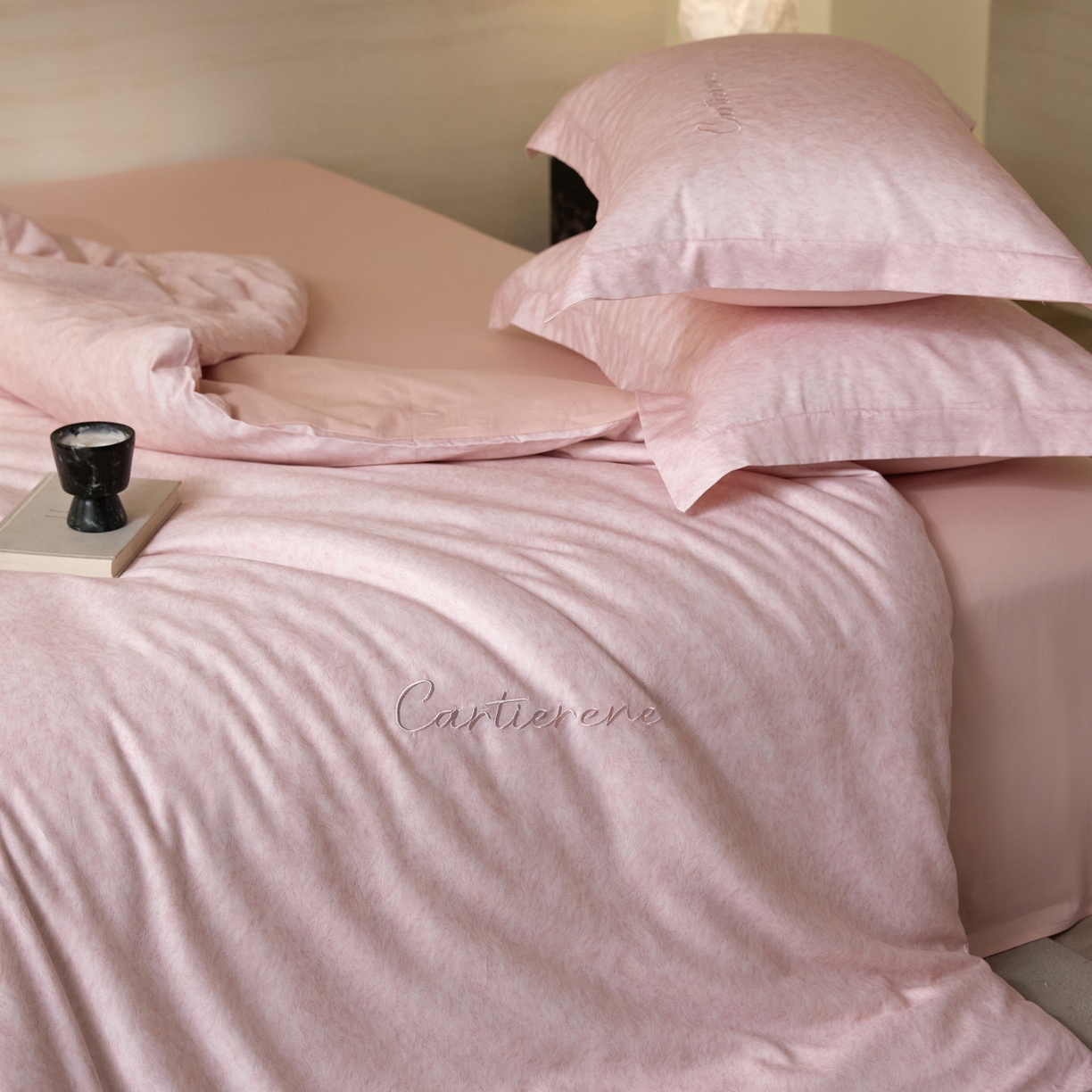 91家纺网 家纺一手货源 找家纺 花愿（原花纪） 2026新款全棉纯棉刺绣数码印花四件套-蒂娜 蒂娜-落樱粉