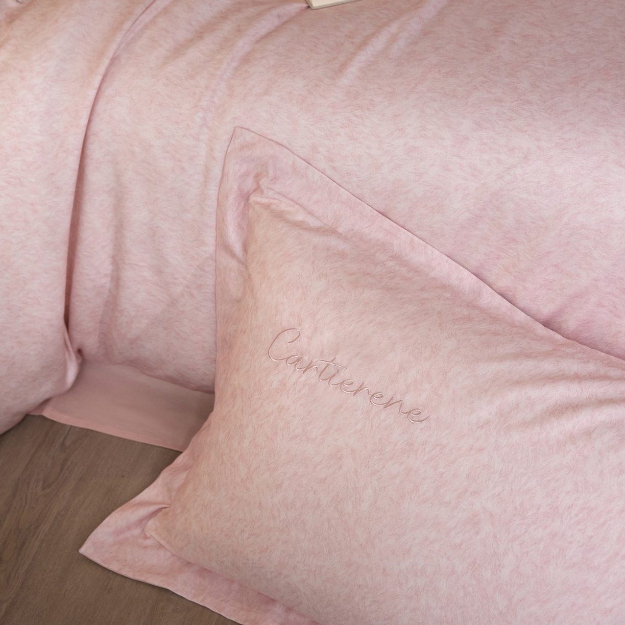 91家纺网 家纺一手货源 找家纺 花愿（原花纪） 2026新款全棉纯棉刺绣数码印花四件套-蒂娜 蒂娜-落樱粉