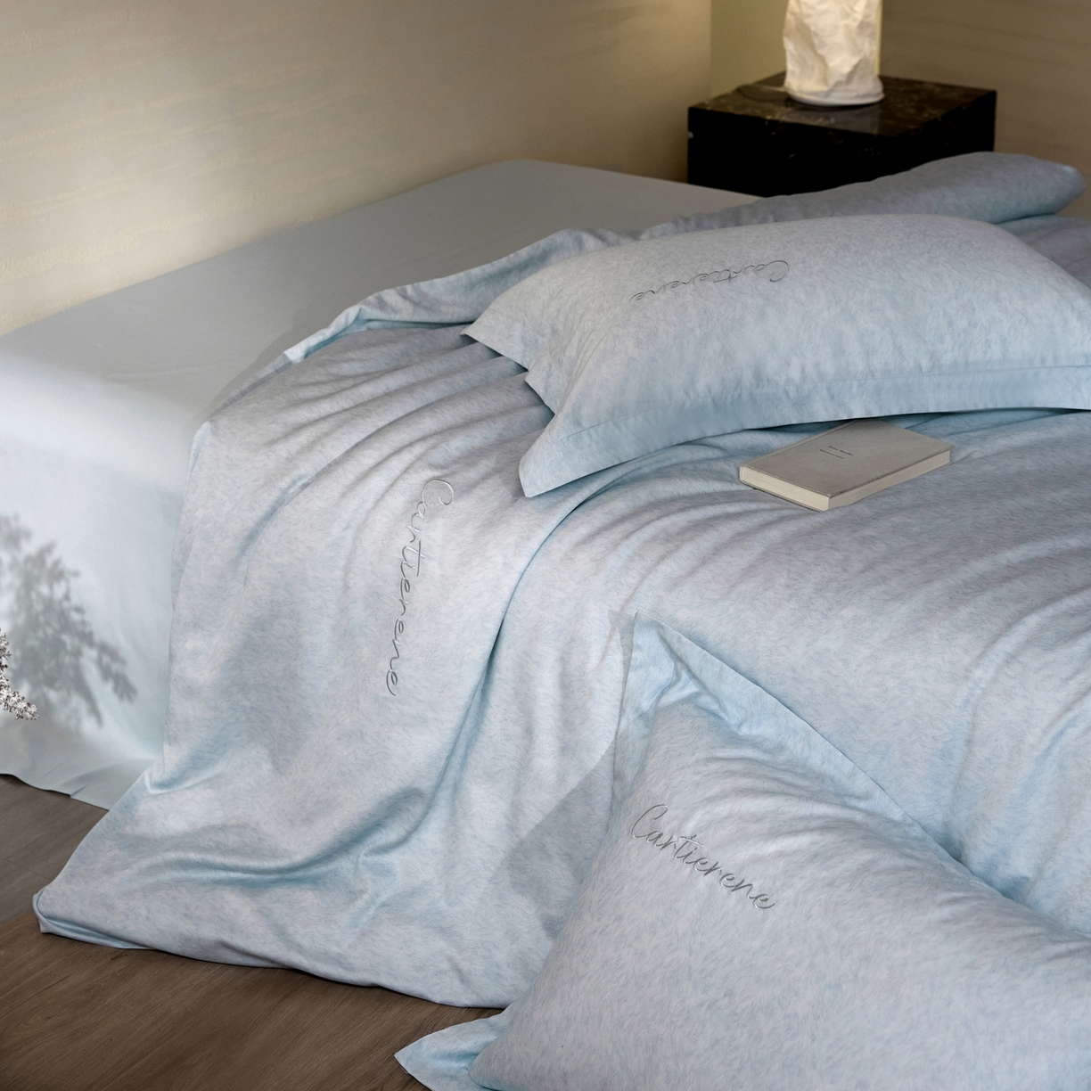 91家纺网 家纺一手货源 找家纺 花愿（原花纪） 2026新款全棉纯棉刺绣数码印花四件套-蒂娜 蒂娜-晴空兰