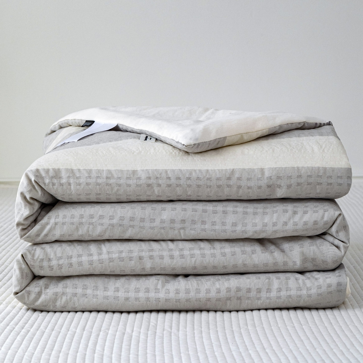 91家纺网 家纺一手货源 找家纺 寐居家纺 2026新款柔软素织提花夏被夏凉被空调被 素织·浅灰