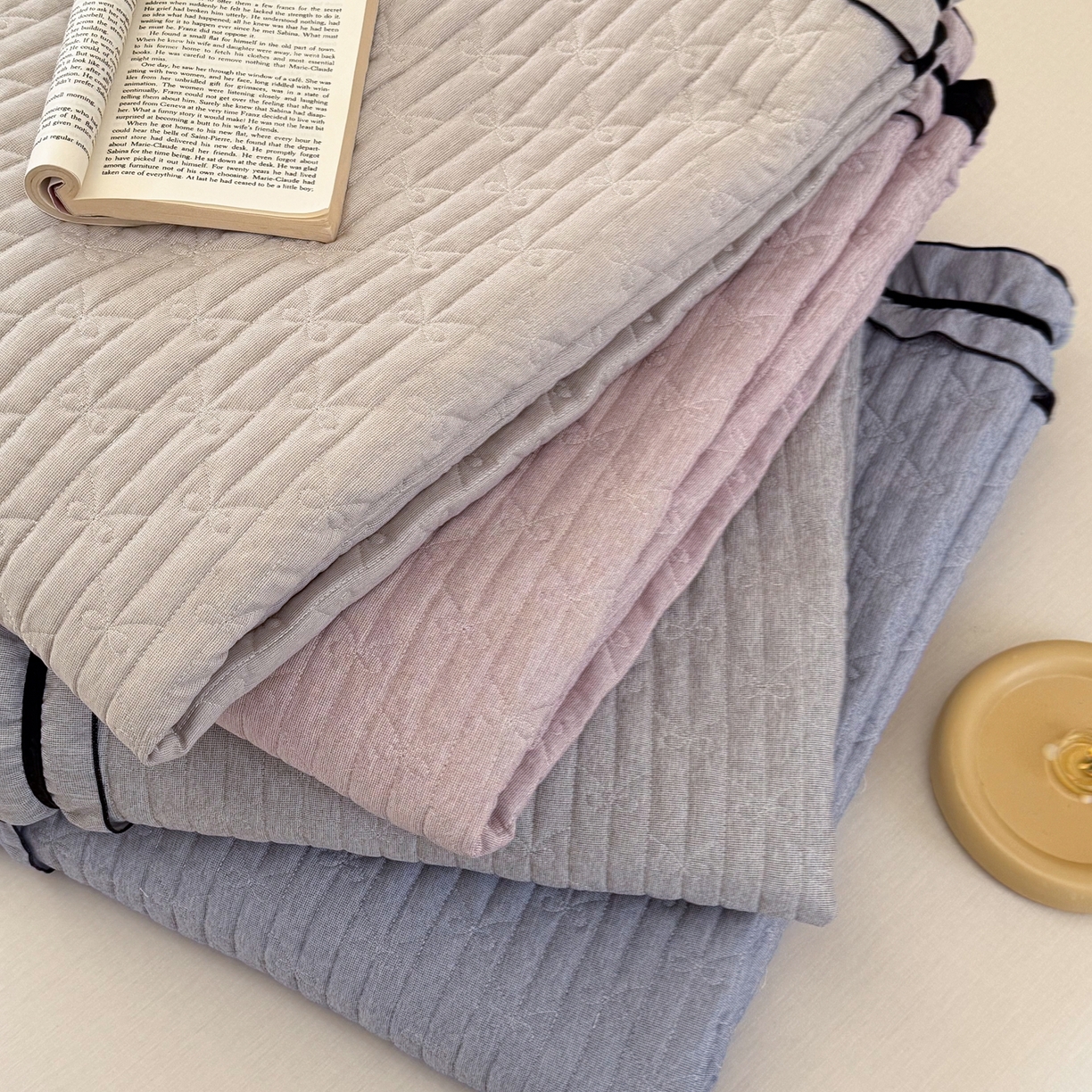 91家纺网 家纺一手货源 找家纺 寐居家纺 2026新款雨露麻夏被床盖四件套 组合图仅供展示-不可下单