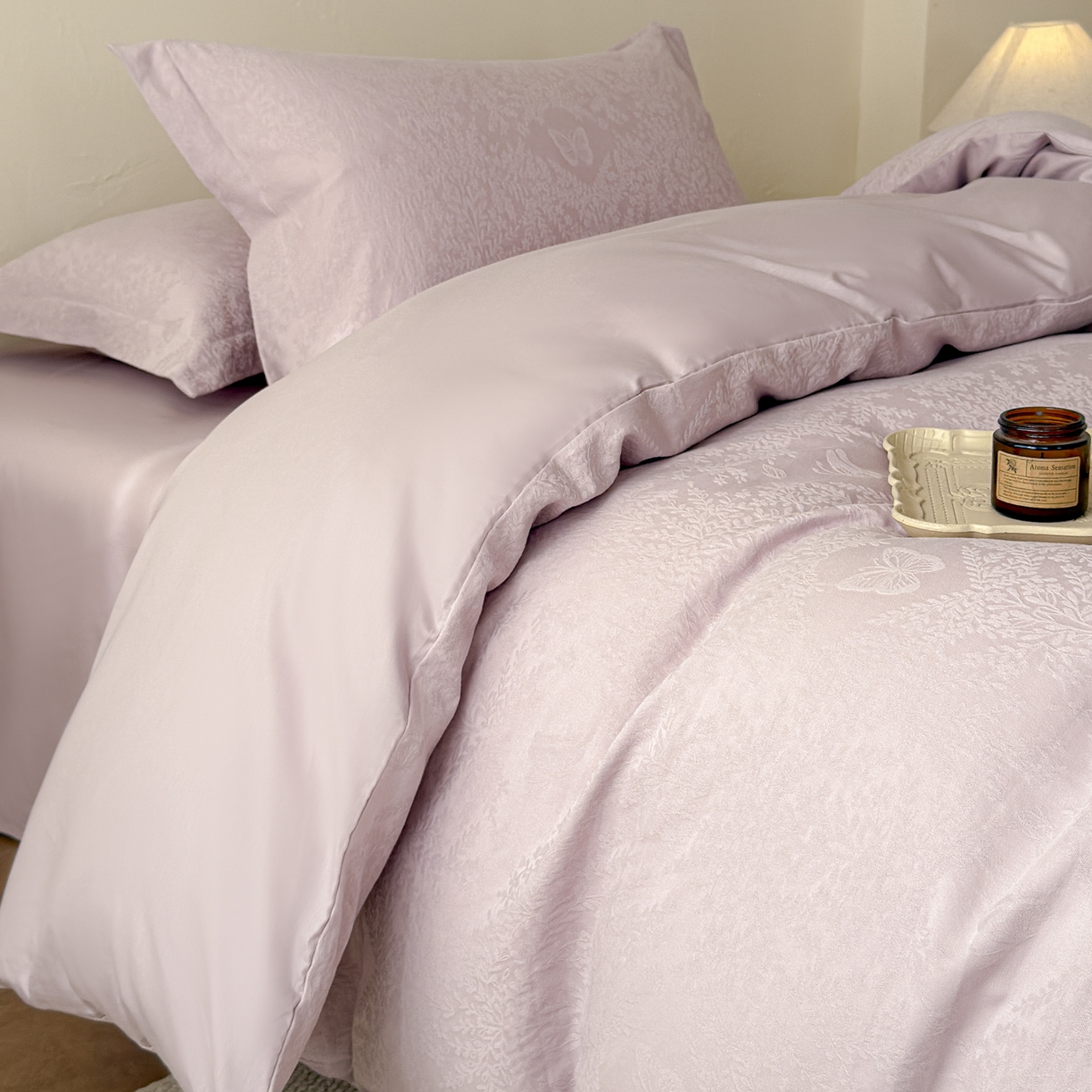 91家纺网 家纺一手货源 找家纺 慕尚家纺 2026新款A类60支长绒棉纯棉提花贡缎大提花光泽绸缎感四件套 麦穗蝴蝶紫