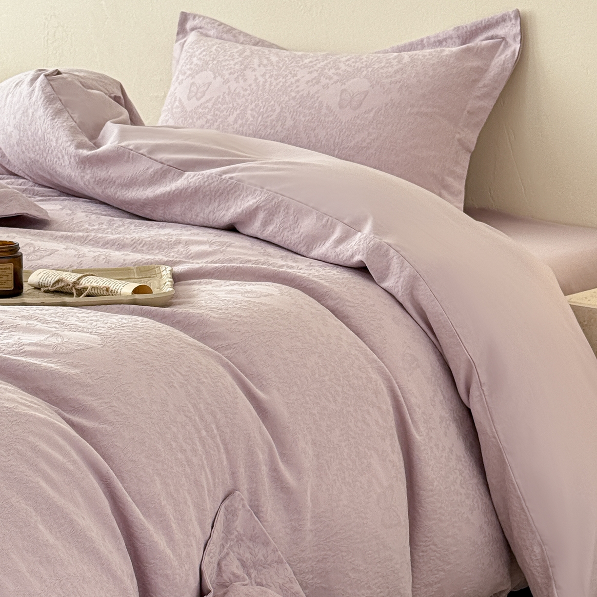 91家纺网 家纺一手货源 找家纺 慕尚家纺 2026新款A类60支长绒棉纯棉提花贡缎大提花光泽绸缎感四件套 麦穗蝴蝶紫