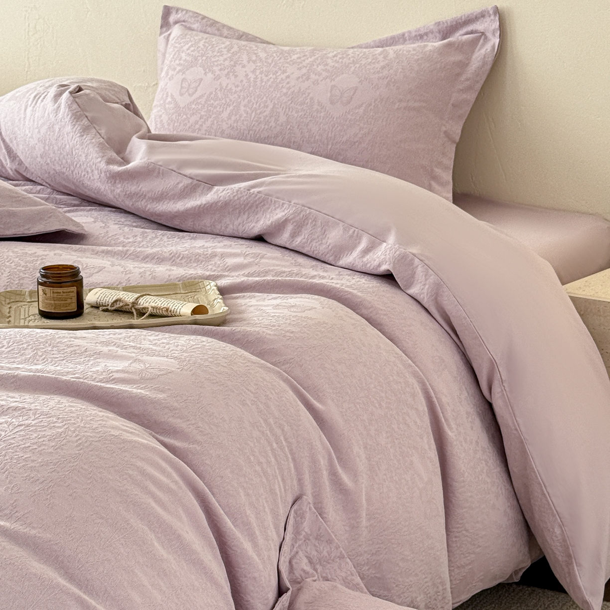 91家纺网 家纺一手货源 找家纺 慕尚家纺 2026新款A类60支长绒棉纯棉提花贡缎大提花光泽绸缎感四件套 麦穗蝴蝶紫