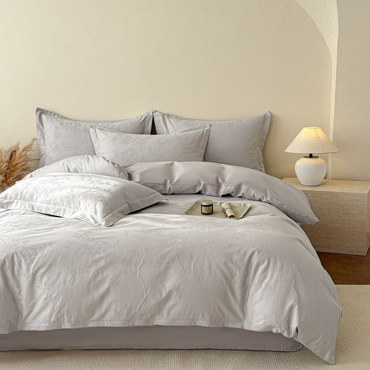 91家纺网 家纺一手货源 找家纺 慕尚家纺 2026新款A类60支长绒棉纯棉提花贡缎大提花光泽绸缎感四件套 清风蝶灰