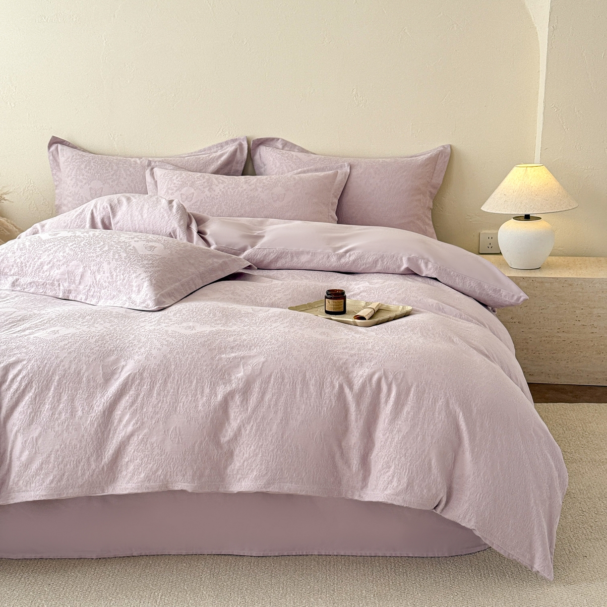 91家纺网 家纺一手货源 找家纺 慕尚家纺 2026新款A类60支长绒棉纯棉提花贡缎大提花光泽绸缎感四件套 麦穗蝴蝶紫