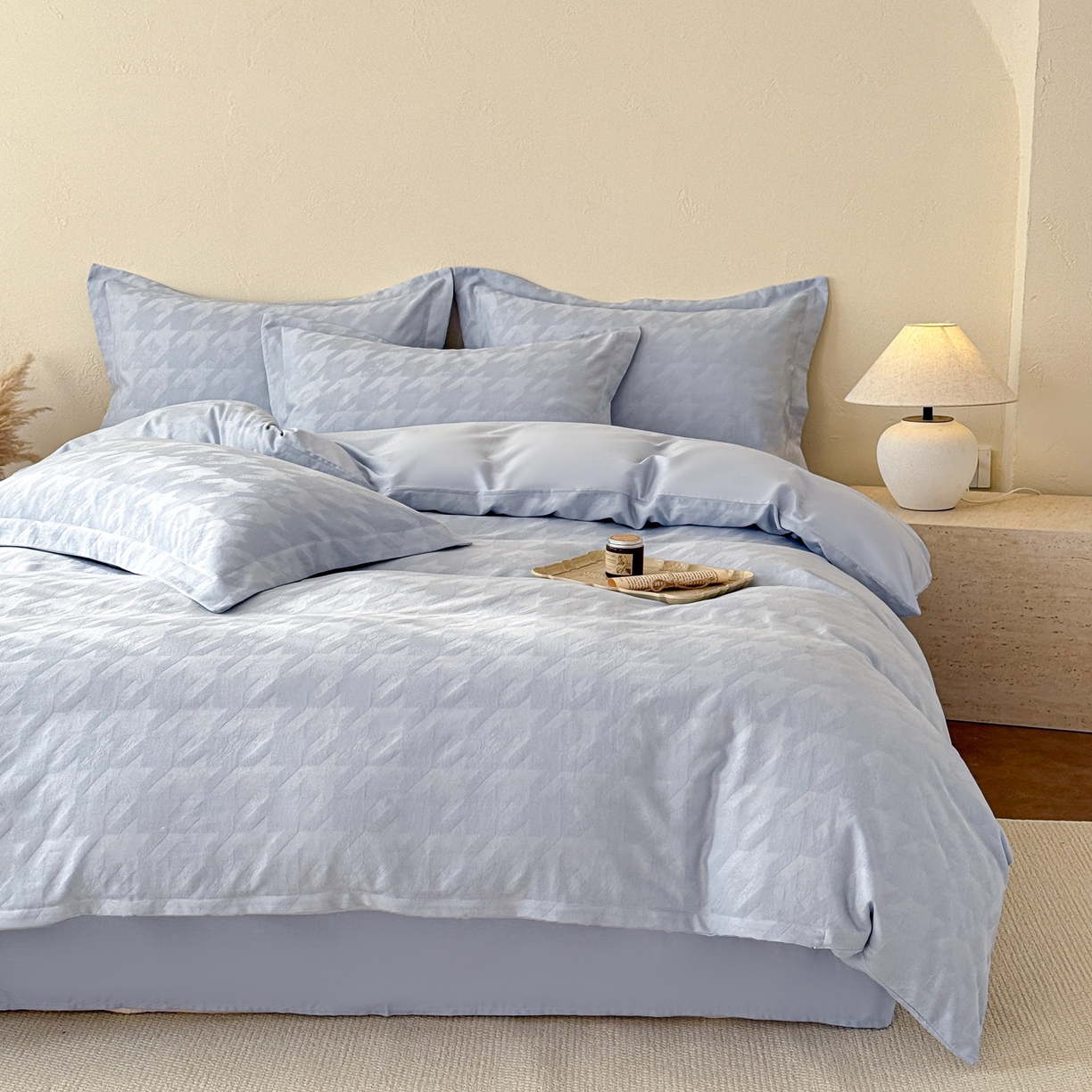 91家纺网 家纺一手货源 找家纺 慕尚家纺 2026新款A类60支长绒棉纯棉提花贡缎大提花光泽绸缎感四件套 肌理蓝