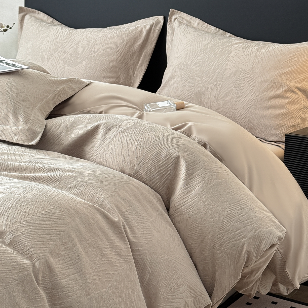 91家纺网 家纺一手货源 找家纺 慕尚家纺 2026新款A类60支长绒棉纯棉提花贡缎大提花光泽绸缎感四件套 费尔岛卡其