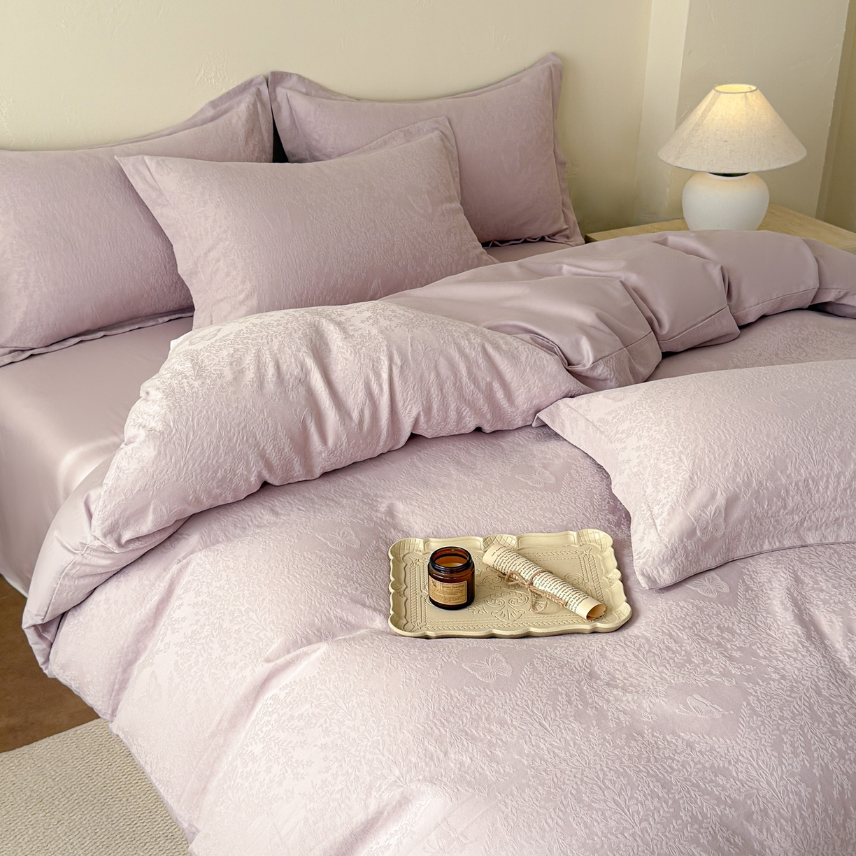 91家纺网 家纺一手货源 找家纺 慕尚家纺 2026新款A类60支长绒棉纯棉提花贡缎大提花光泽绸缎感四件套 麦穗蝴蝶紫