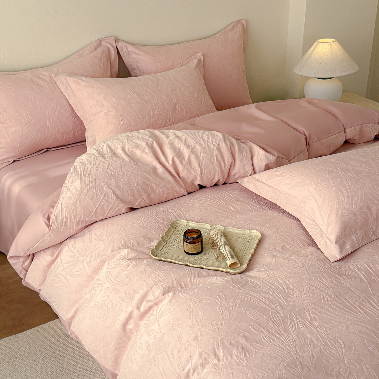 91家纺网 家纺一手货源 找家纺 慕尚家纺 2026新款A类60支长绒棉纯棉提花贡缎大提花光泽绸缎感四件套 花瓣粉