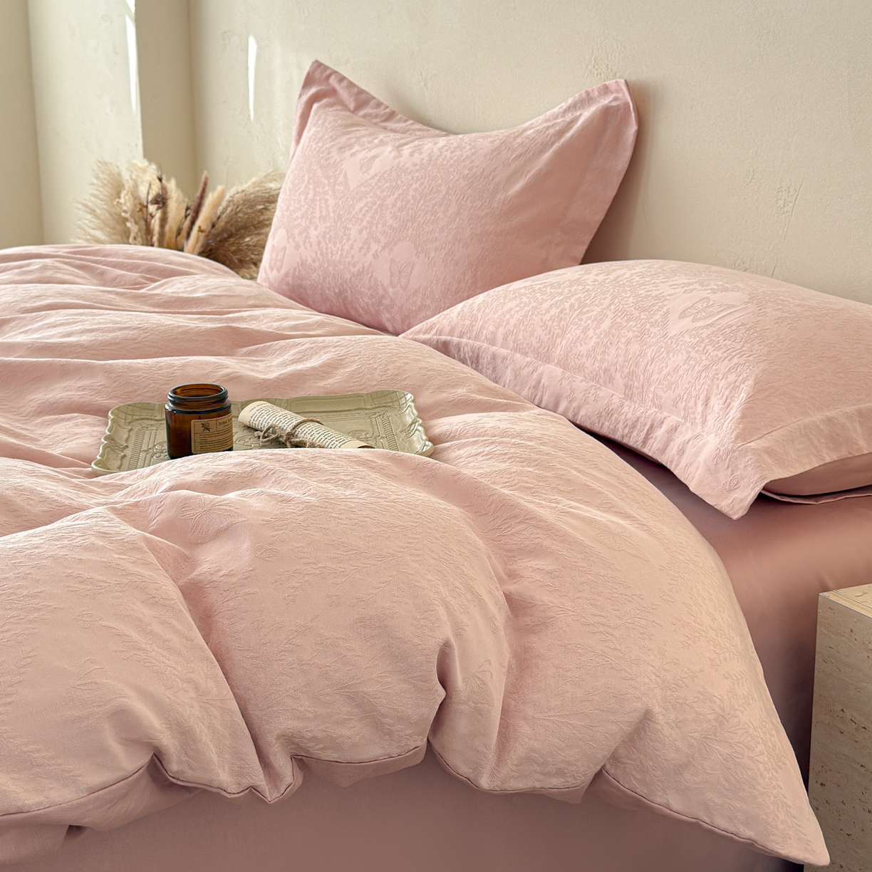 91家纺网 家纺一手货源 找家纺 慕尚家纺 2026新款A类60支长绒棉纯棉提花贡缎大提花光泽绸缎感四件套 麦穗蝴蝶粉