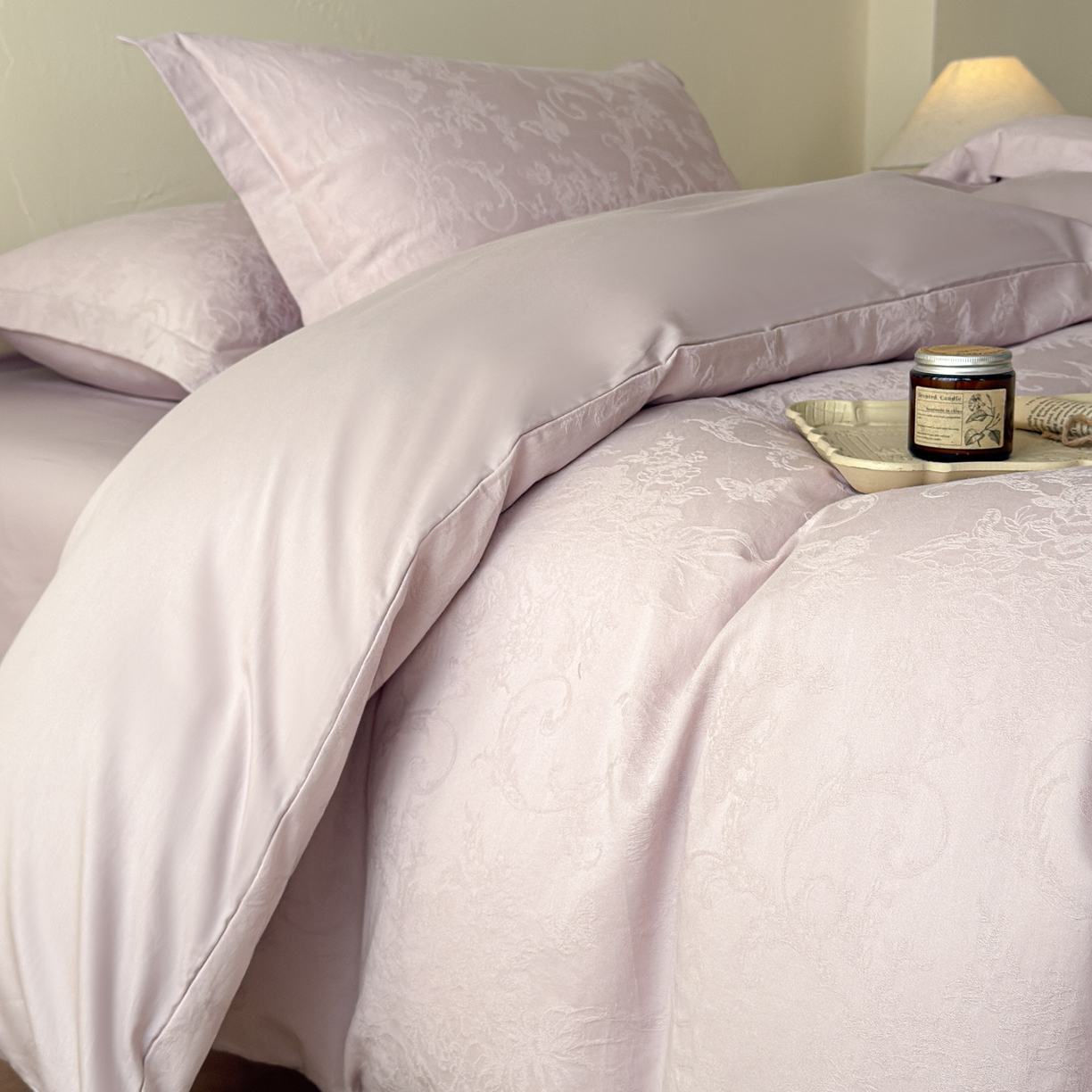 91家纺网 家纺一手货源 找家纺 慕尚家纺 2026新款A类60支长绒棉纯棉提花贡缎大提花光泽绸缎感四件套 鸢尾花蝶紫