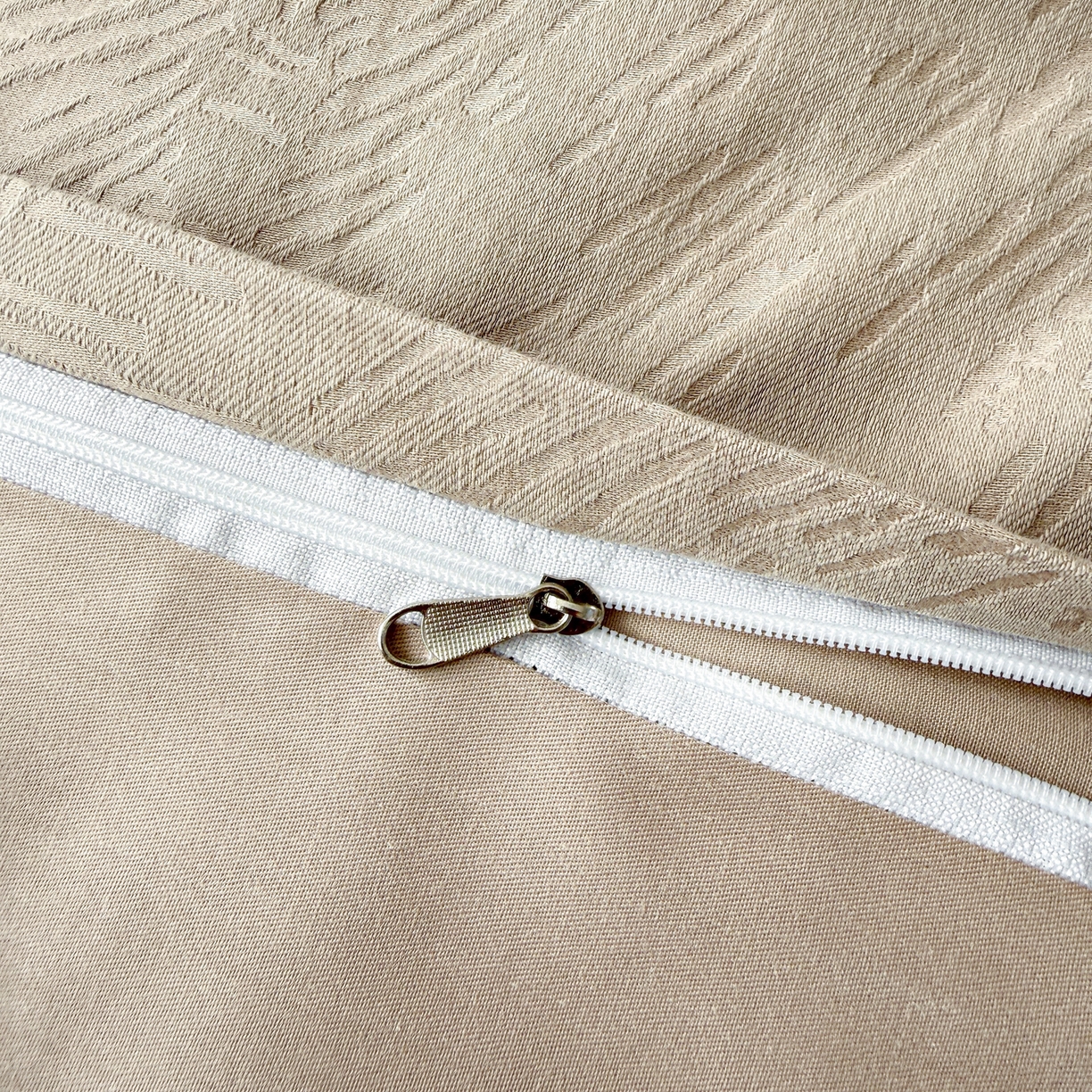 91家纺网 家纺一手货源 找家纺 慕尚家纺 2026新款A类60支长绒棉纯棉提花贡缎大提花光泽绸缎感四件套 费尔岛卡其