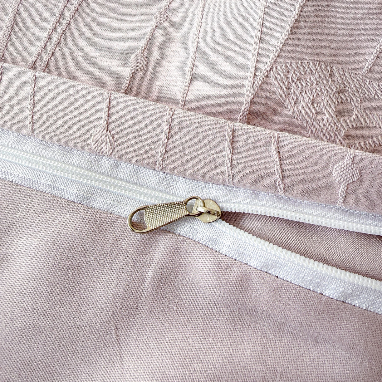 91家纺网 家纺一手货源 找家纺 慕尚家纺 2026新款A类60支长绒棉纯棉提花贡缎大提花光泽绸缎感四件套 线条蝴蝶紫