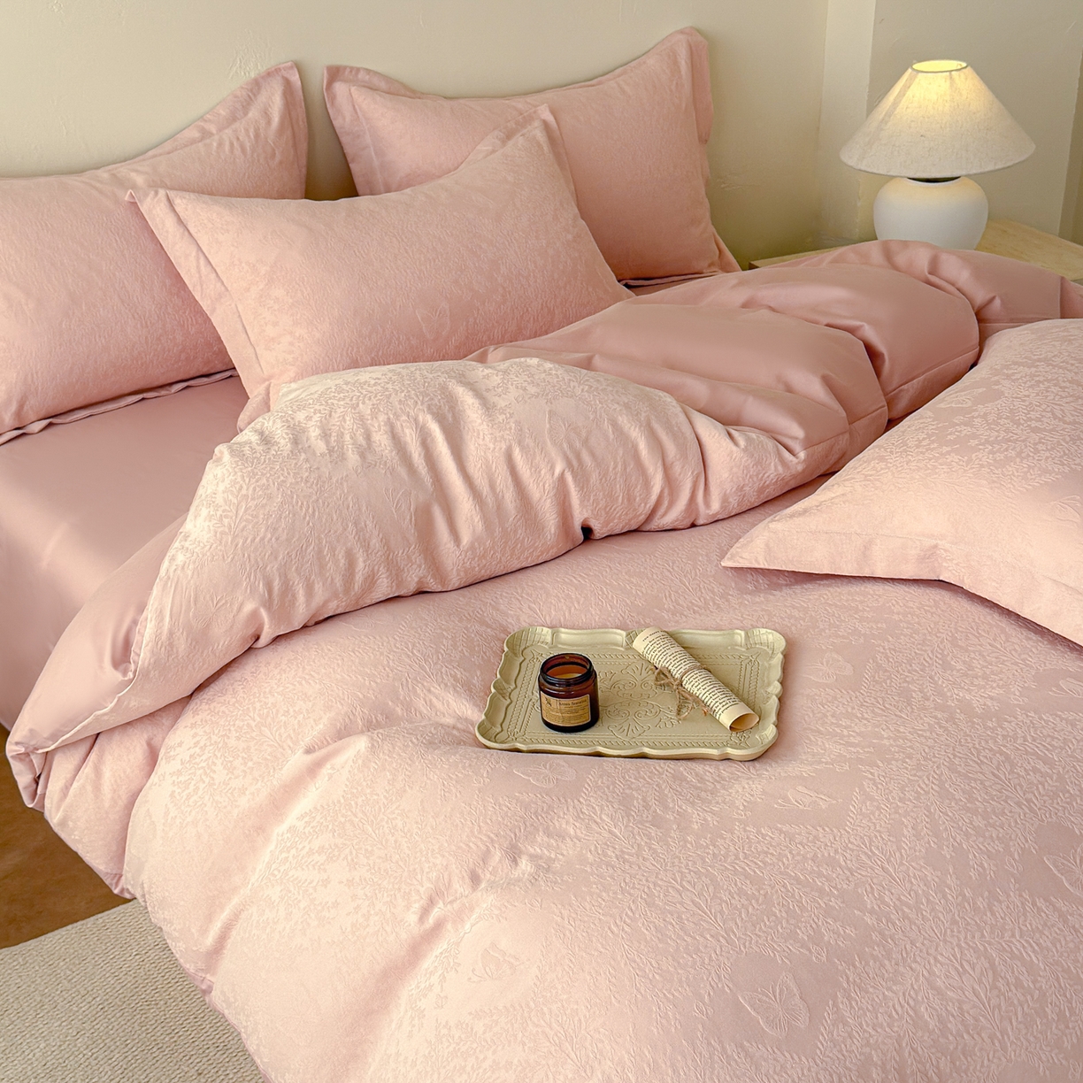 91家纺网 家纺一手货源 找家纺 慕尚家纺 2026新款A类60支长绒棉纯棉提花贡缎大提花光泽绸缎感四件套 麦穗蝴蝶粉