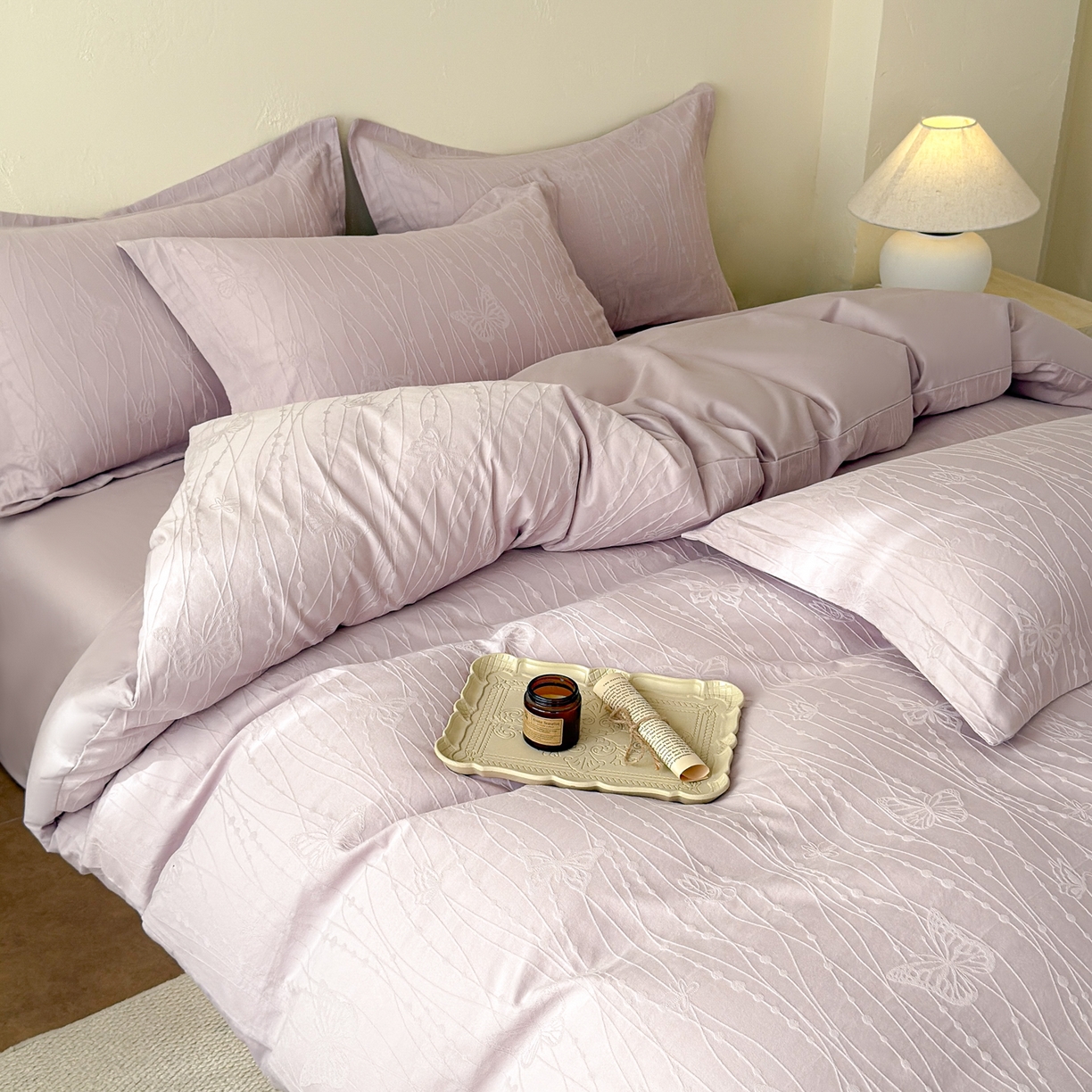 91家纺网 家纺一手货源 找家纺 慕尚家纺 2026新款A类60支长绒棉纯棉提花贡缎大提花光泽绸缎感四件套 线条蝴蝶紫