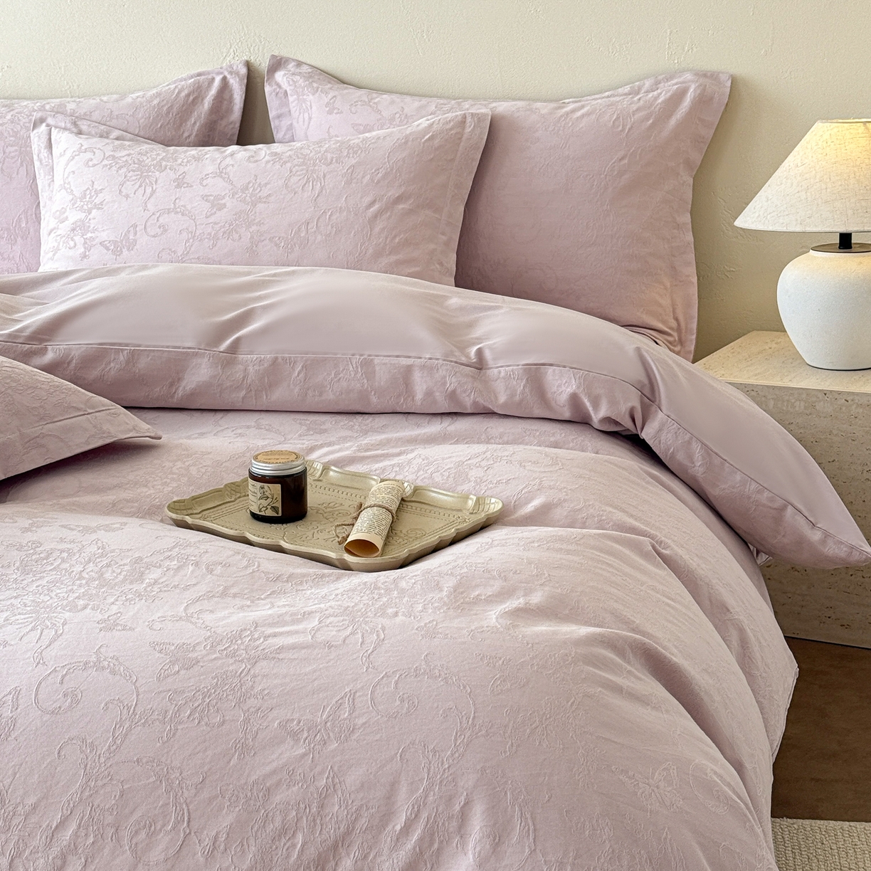 91家纺网 家纺一手货源 找家纺 慕尚家纺 2026新款A类60支长绒棉纯棉提花贡缎大提花光泽绸缎感四件套 鸢尾花蝶紫