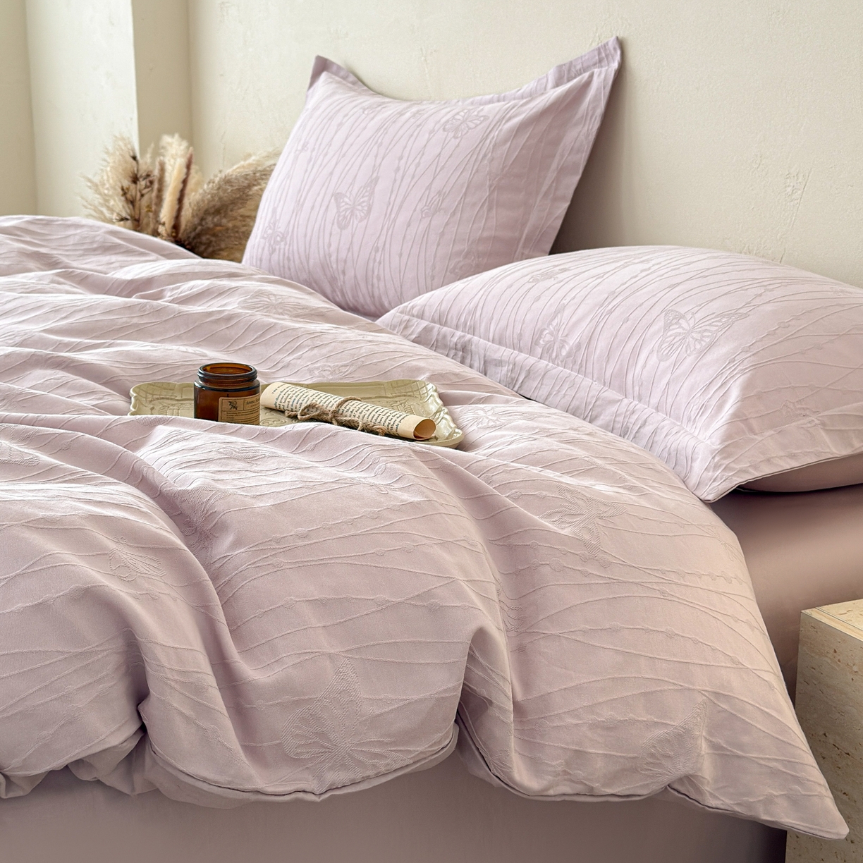 91家纺网 家纺一手货源 找家纺 慕尚家纺 2026新款A类60支长绒棉纯棉提花贡缎大提花光泽绸缎感四件套 线条蝴蝶紫