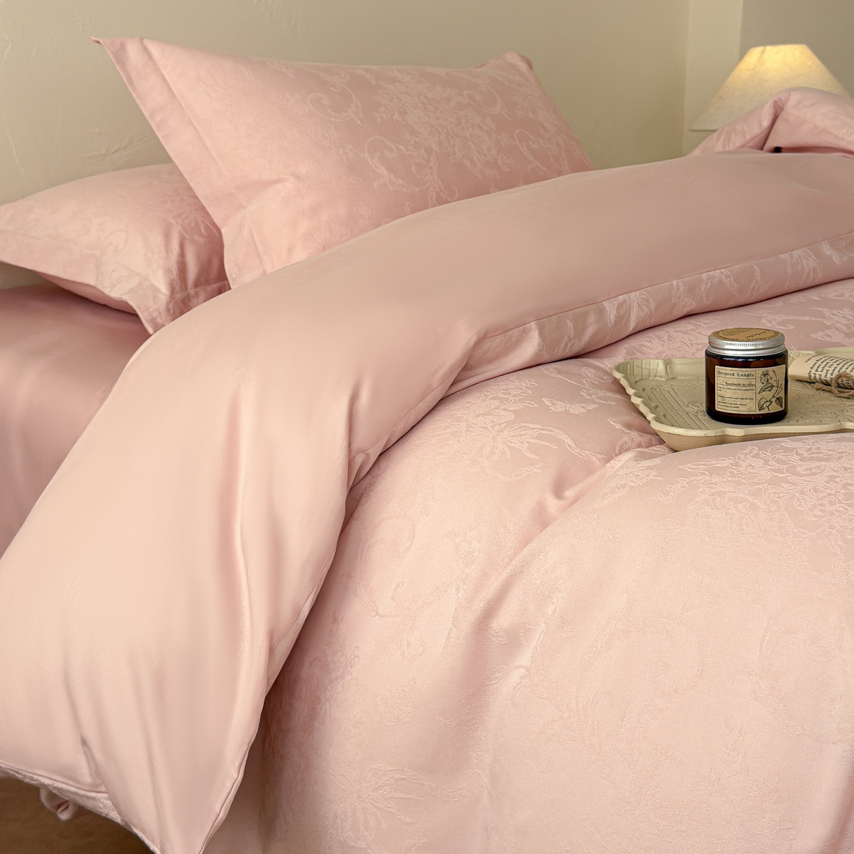 91家纺网 家纺一手货源 找家纺 慕尚家纺 2026新款A类60支长绒棉纯棉提花贡缎大提花光泽绸缎感四件套 鸢尾花蝶粉