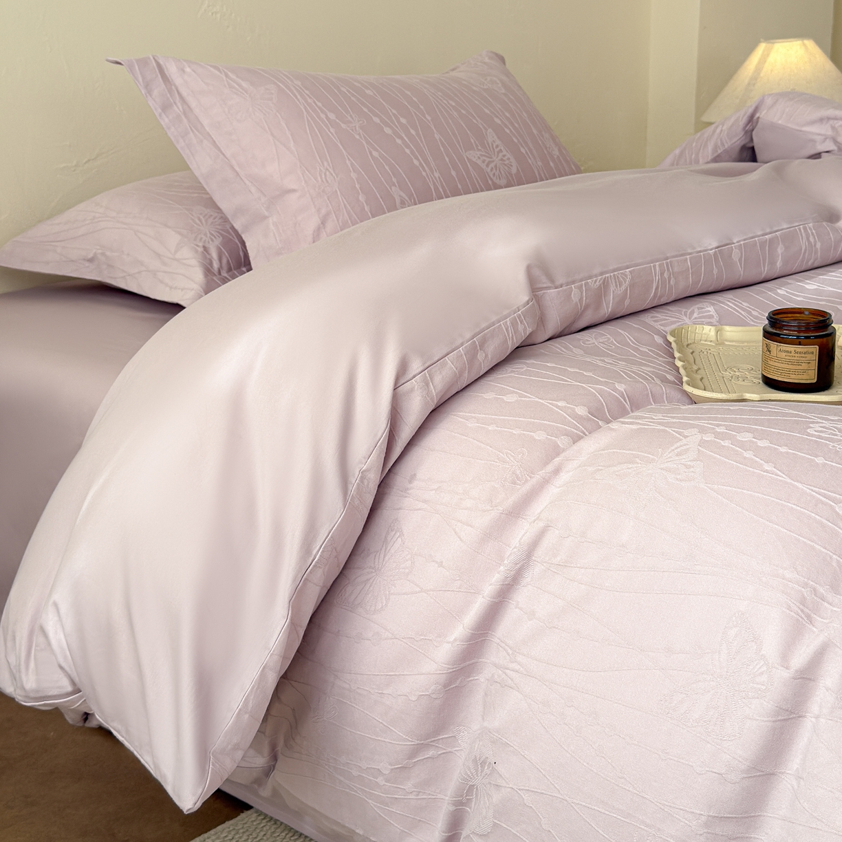 91家纺网 家纺一手货源 找家纺 慕尚家纺 2026新款A类60支长绒棉纯棉提花贡缎大提花光泽绸缎感四件套 线条蝴蝶紫