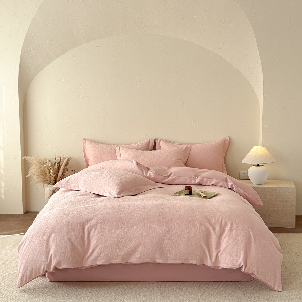 91家纺网 家纺一手货源 找家纺 慕尚家纺 2026新款A类60支长绒棉纯棉提花贡缎大提花光泽绸缎感四件套 麦穗蝴蝶粉