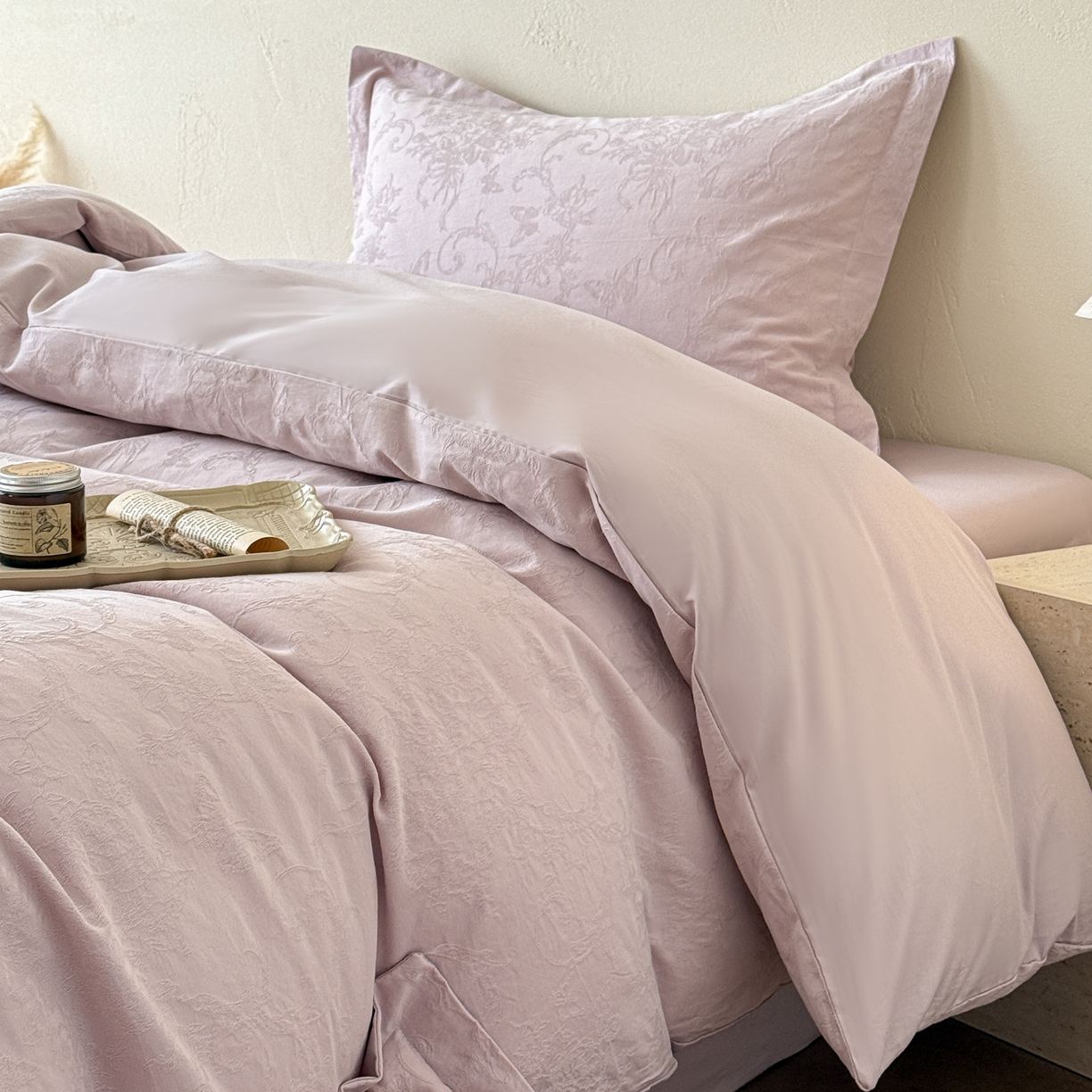 91家纺网 家纺一手货源 找家纺 慕尚家纺 2026新款A类60支长绒棉纯棉提花贡缎大提花光泽绸缎感四件套 鸢尾花蝶紫