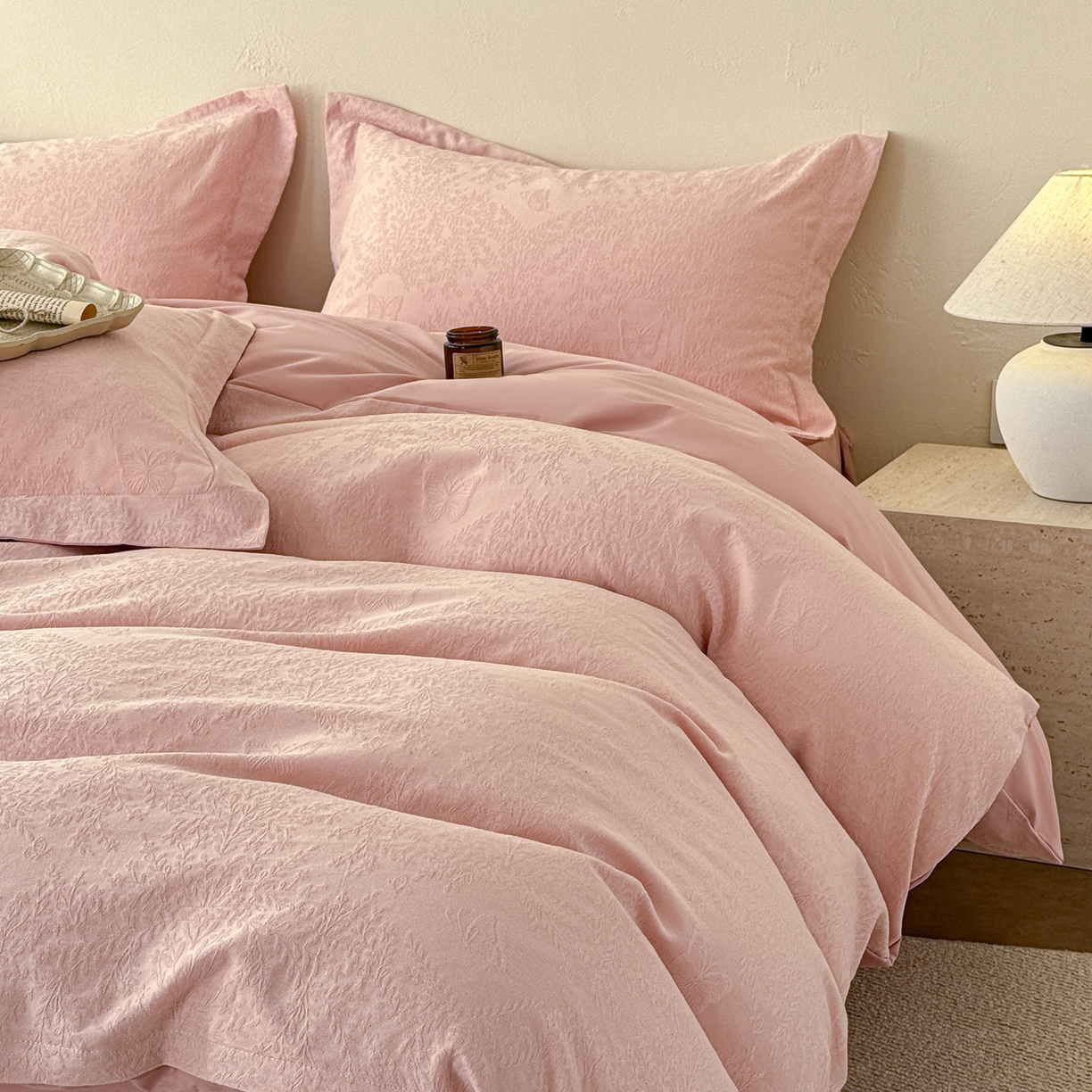 91家纺网 家纺一手货源 找家纺 慕尚家纺 2026新款A类60支长绒棉纯棉提花贡缎大提花光泽绸缎感四件套 麦穗蝴蝶粉