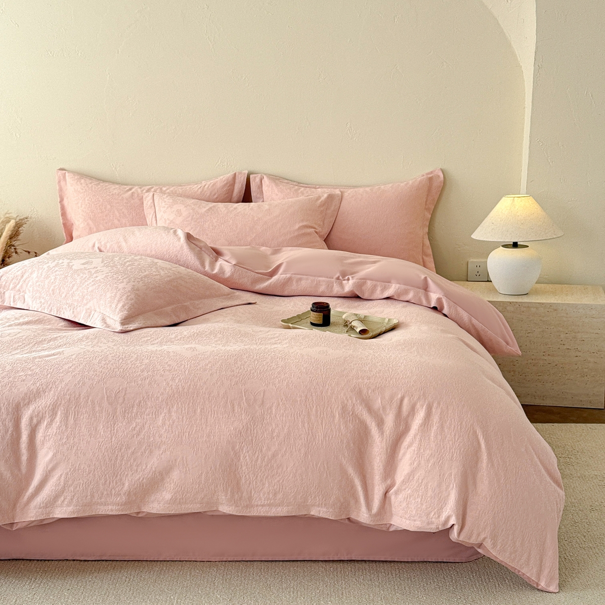 91家纺网 家纺一手货源 找家纺 慕尚家纺 2026新款A类60支长绒棉纯棉提花贡缎大提花光泽绸缎感四件套 麦穗蝴蝶粉