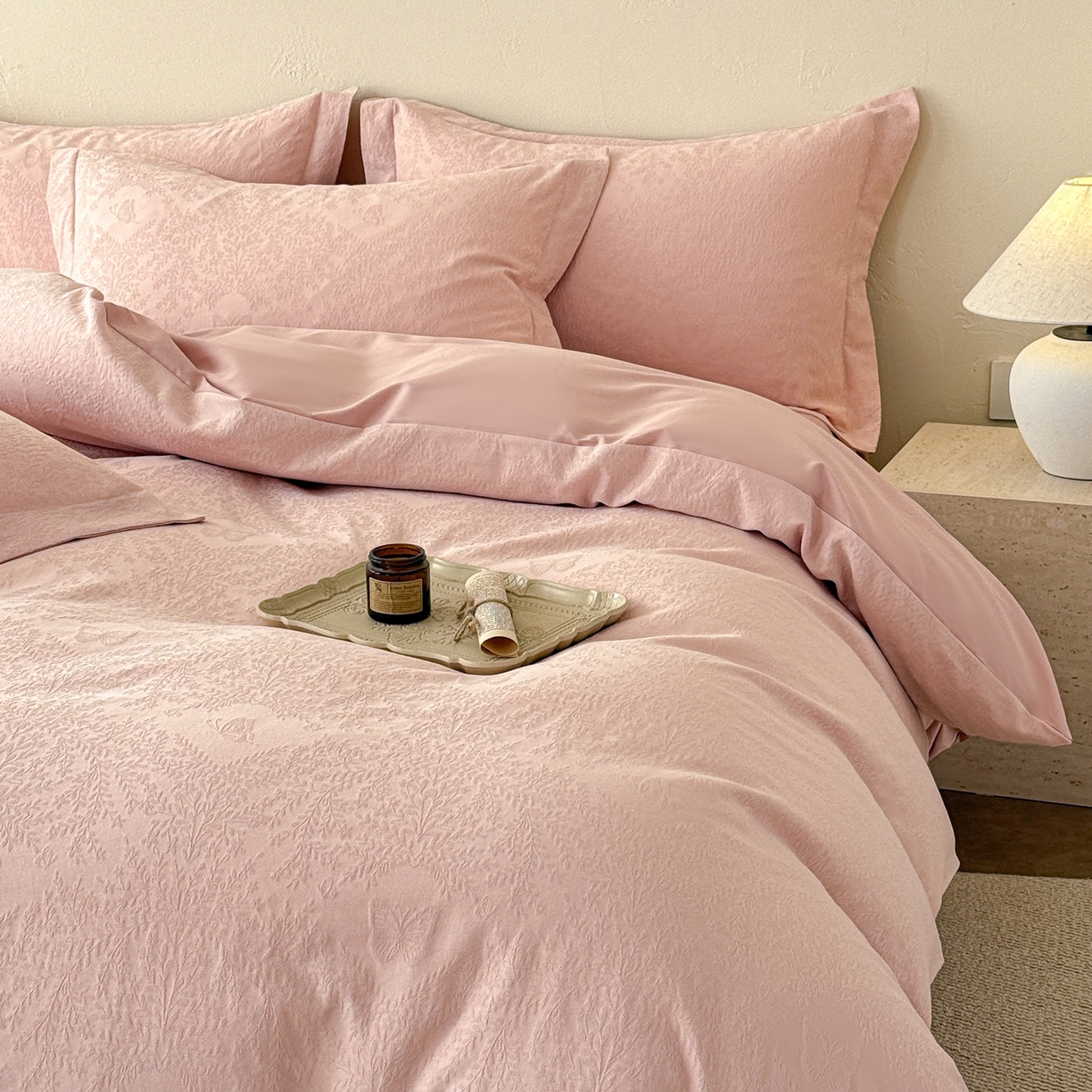 91家纺网 家纺一手货源 找家纺 慕尚家纺 2026新款A类60支长绒棉纯棉提花贡缎大提花光泽绸缎感四件套 麦穗蝴蝶粉